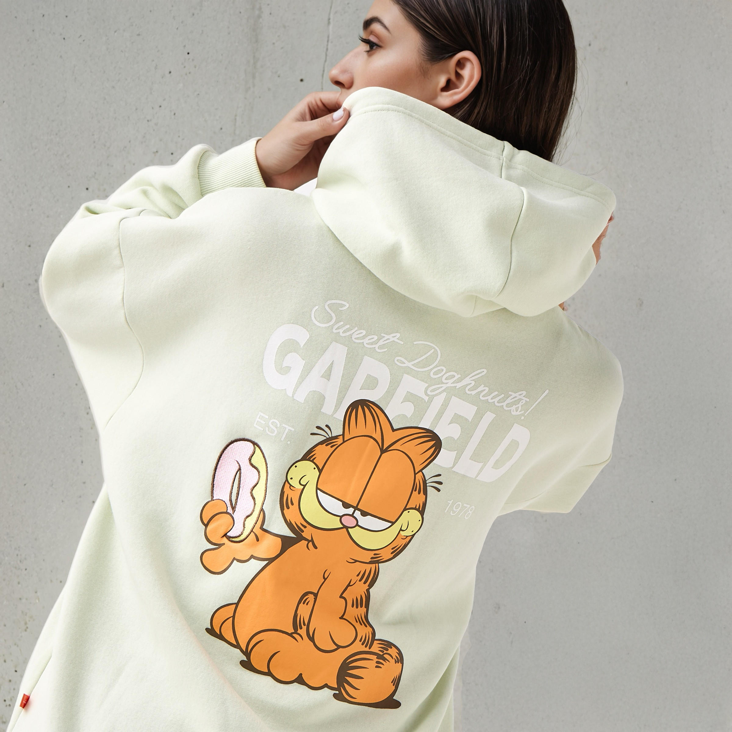 هودي غارفيلد كبير الحجم-women-winterwear-hoodiesandsweatshirts-hoodies-image-2