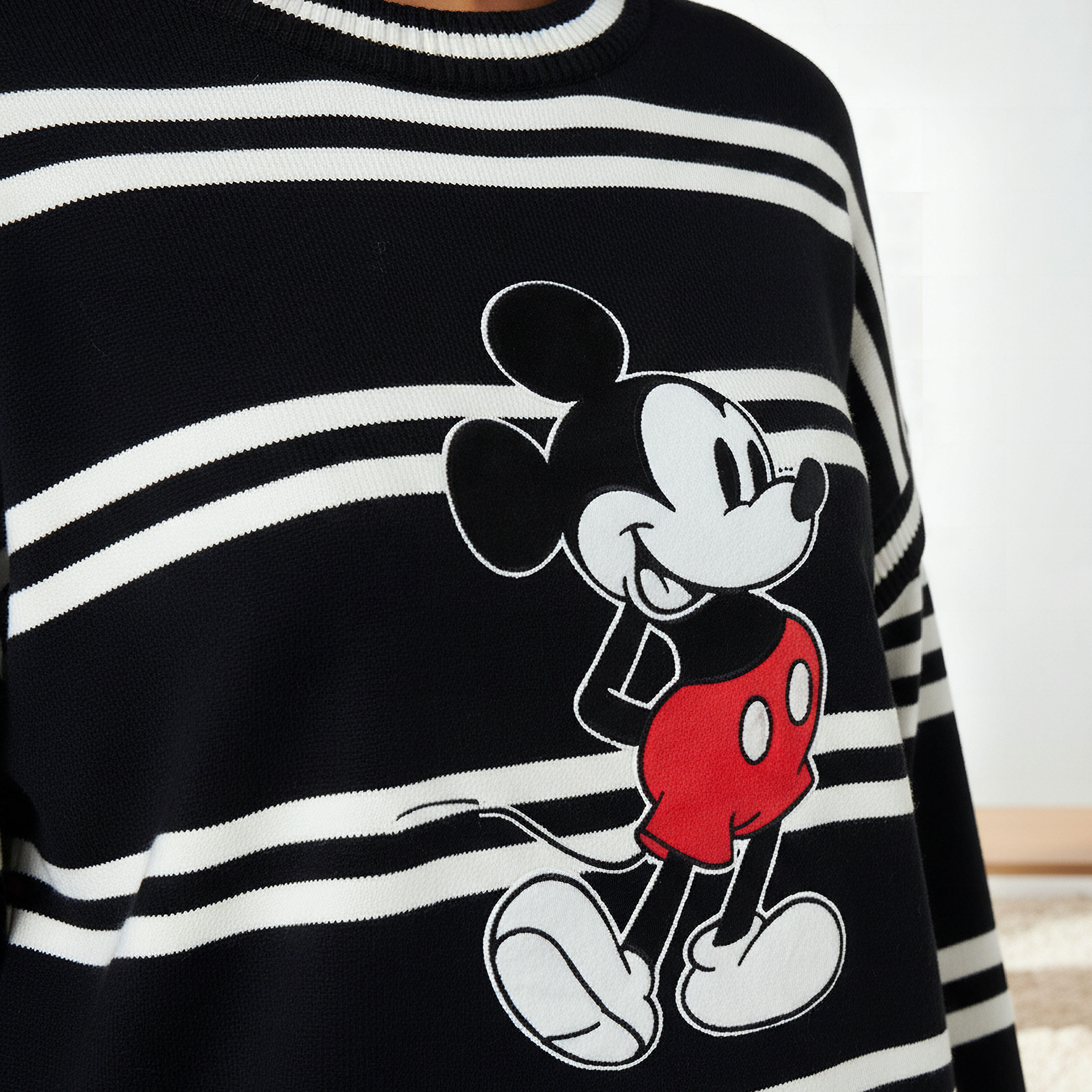كنزة بياقة مستديرة وبزخارف ميكي ماوس-women-clothing-cardigansandjumpers-jumpers-image-1