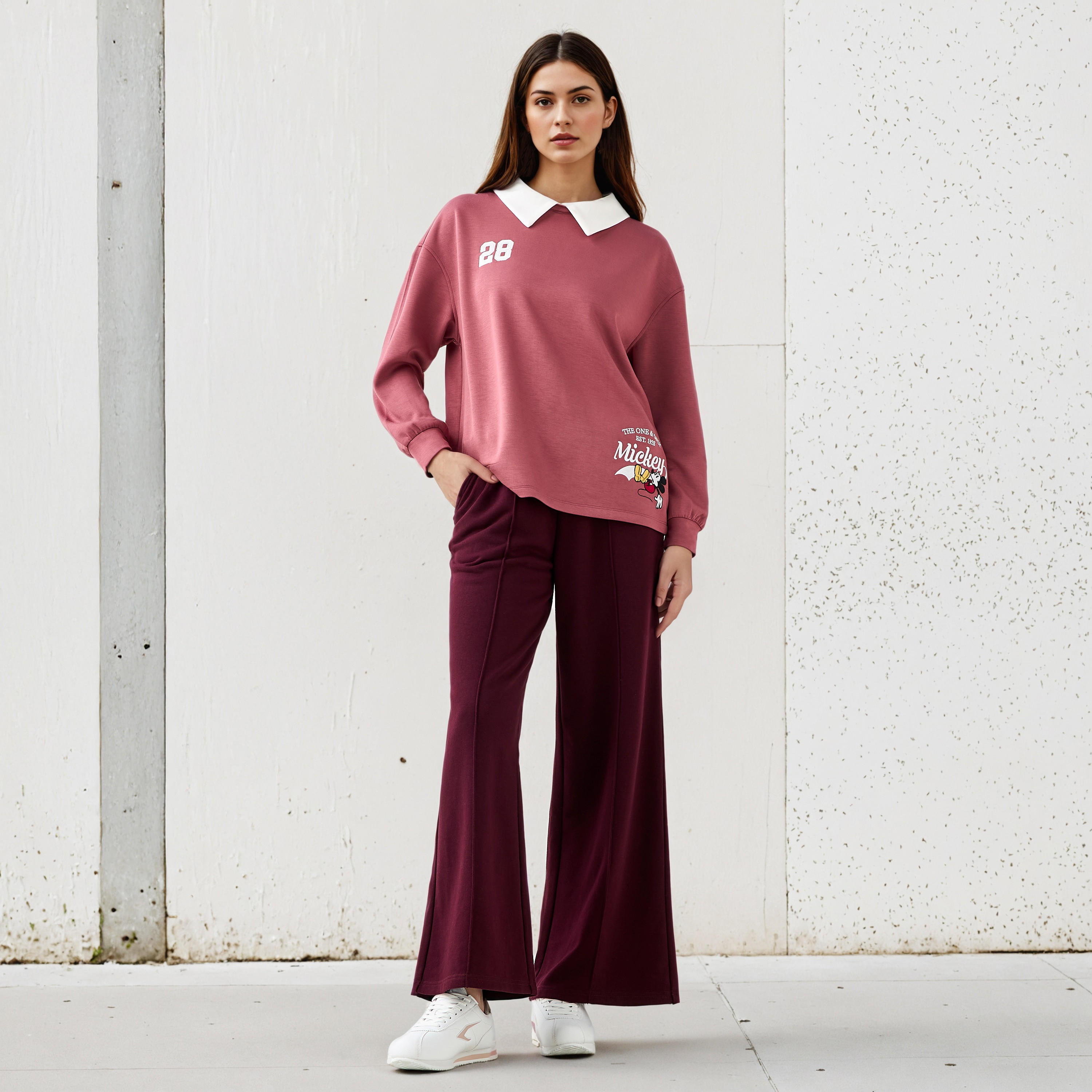 سويت شيرت بياقة مغايرة وطبعات ميكي ماوس-women-winterwear-hoodiesandsweatshirts-sweatshirts-image-4