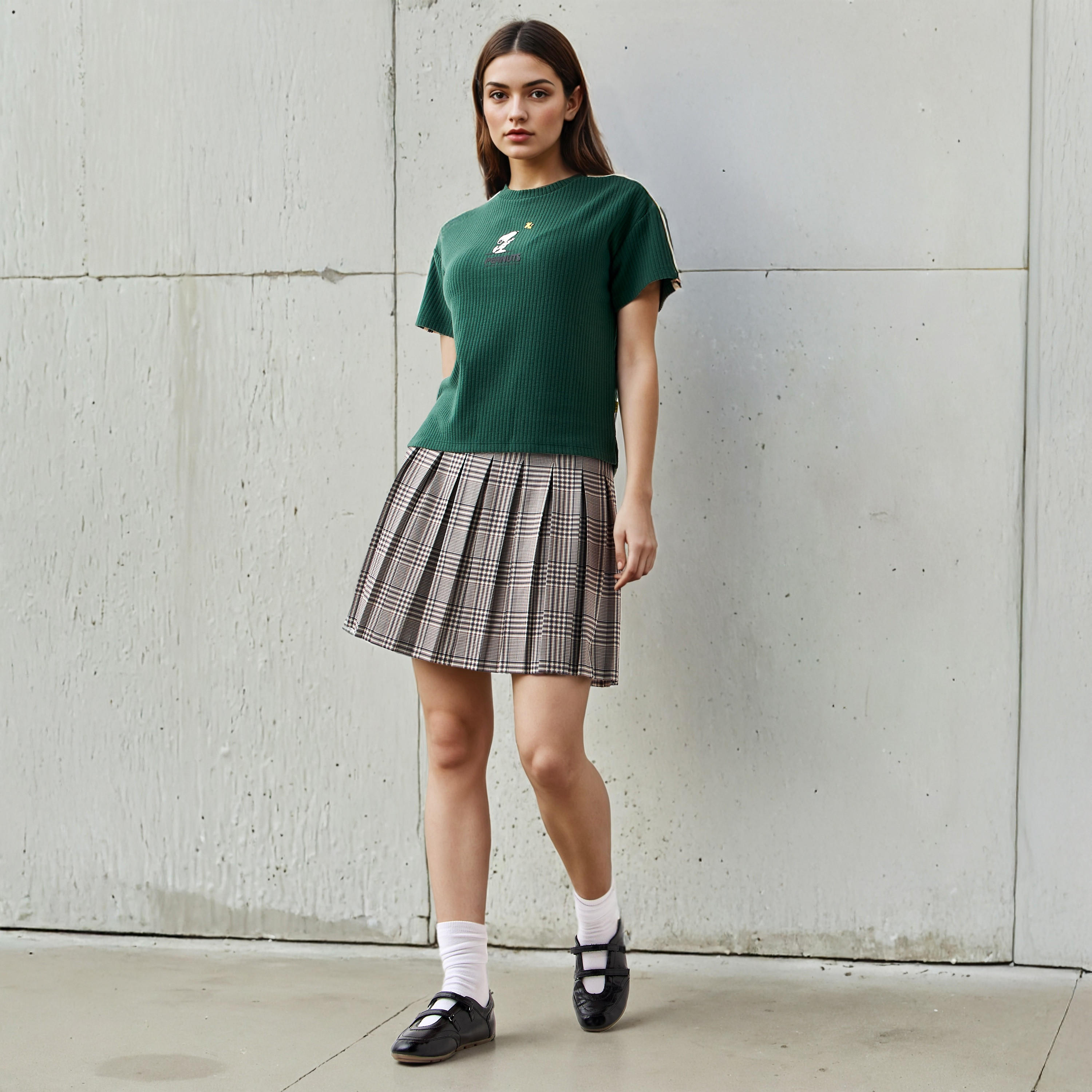 تيشيرت من مزيج البوليستر بقصة عادية وبتفاصيل سنوبي-women-clothing-tshirts-image-4