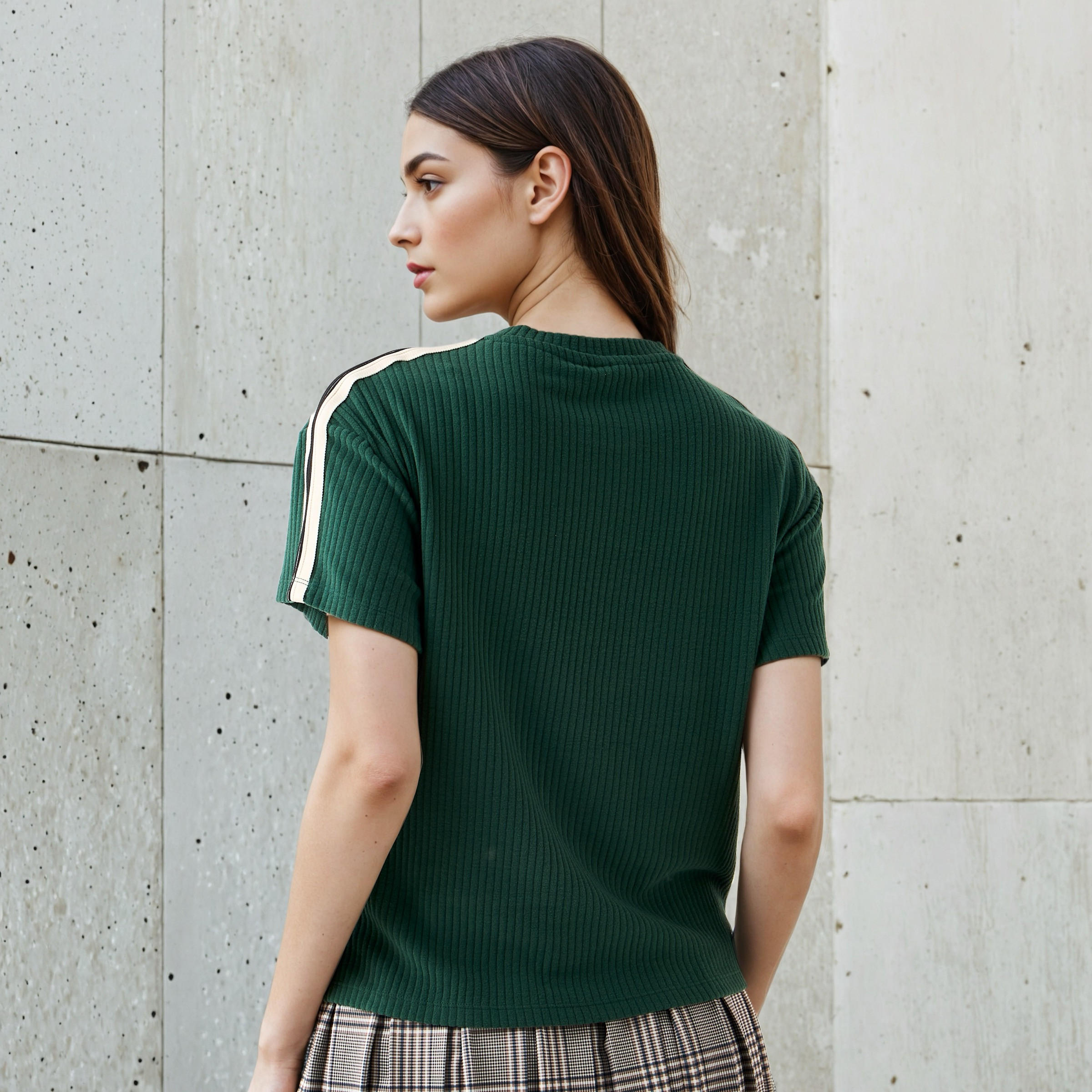 تيشيرت من مزيج البوليستر بقصة عادية وبتفاصيل سنوبي-women-clothing-tshirts-image-3