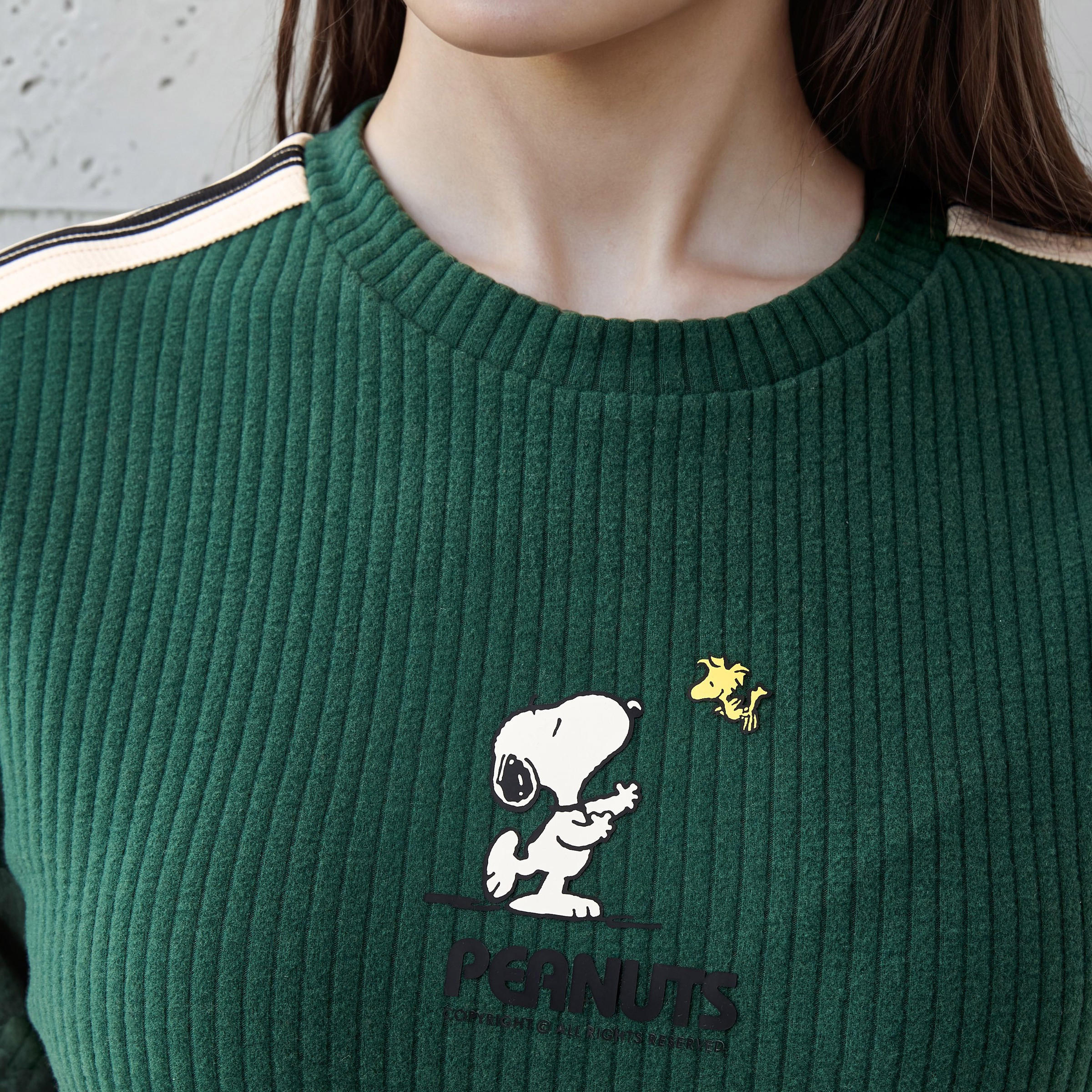 تيشيرت من مزيج البوليستر بقصة عادية وبتفاصيل سنوبي-women-clothing-tshirts-image-1