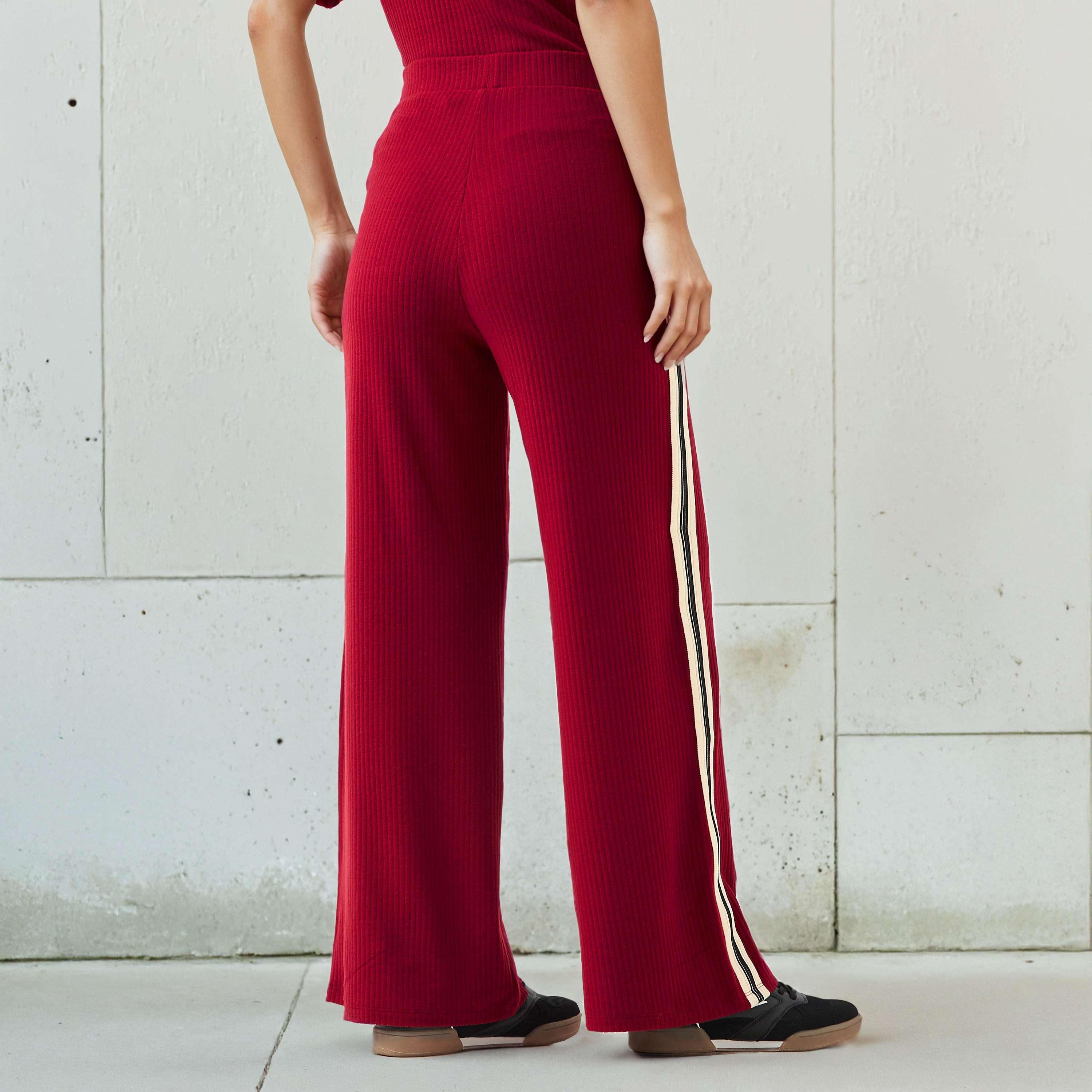 بنطلون تراك بطبعة هيلو كيتي وخصر متوسط الارتفاع-women-clothing-bottoms-trousers-image-3