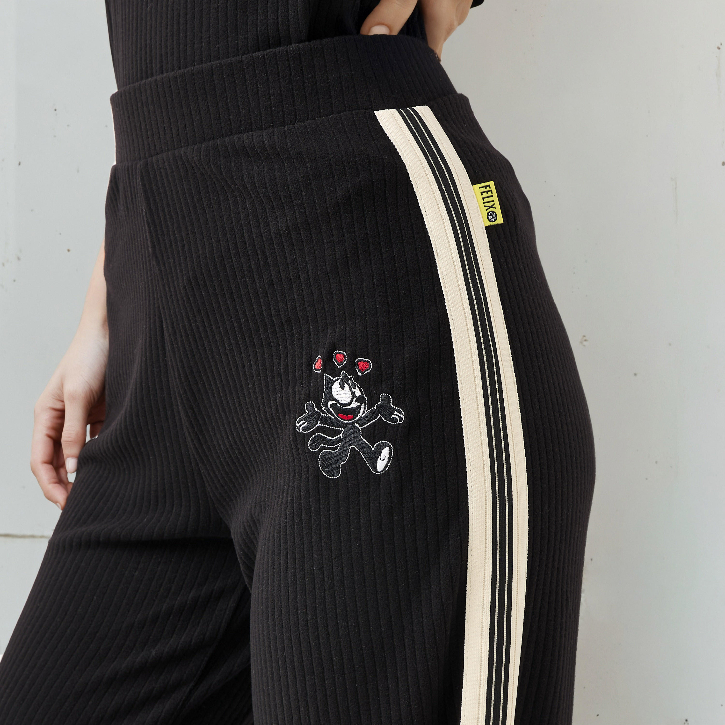 بنطلون رياضي مطرز من مزيج البوليستر بخصر متوسط الارتفاع-women-clothing-bottoms-trousers-image-5
