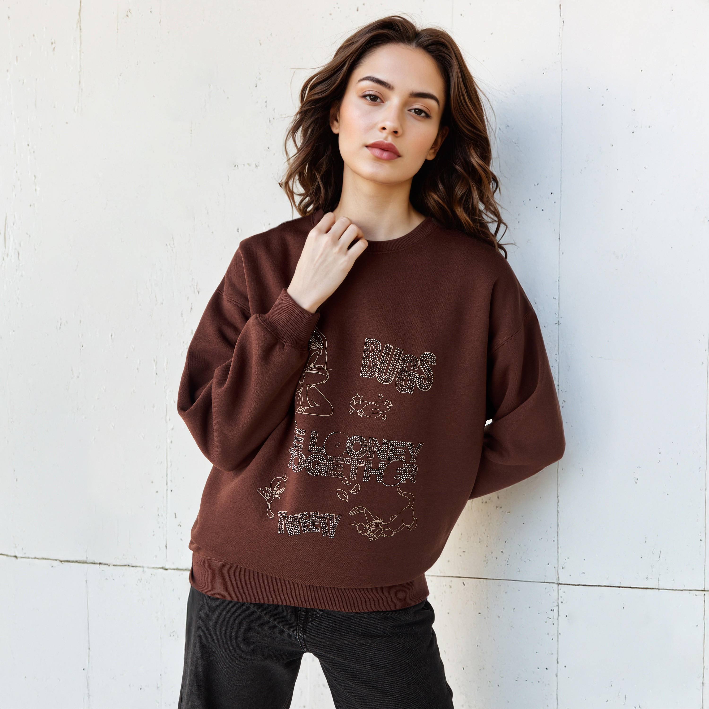 سويت شيرت بتزيينات باجز باني-women-winterwear-hoodiesandsweatshirts-sweatshirts-image-5