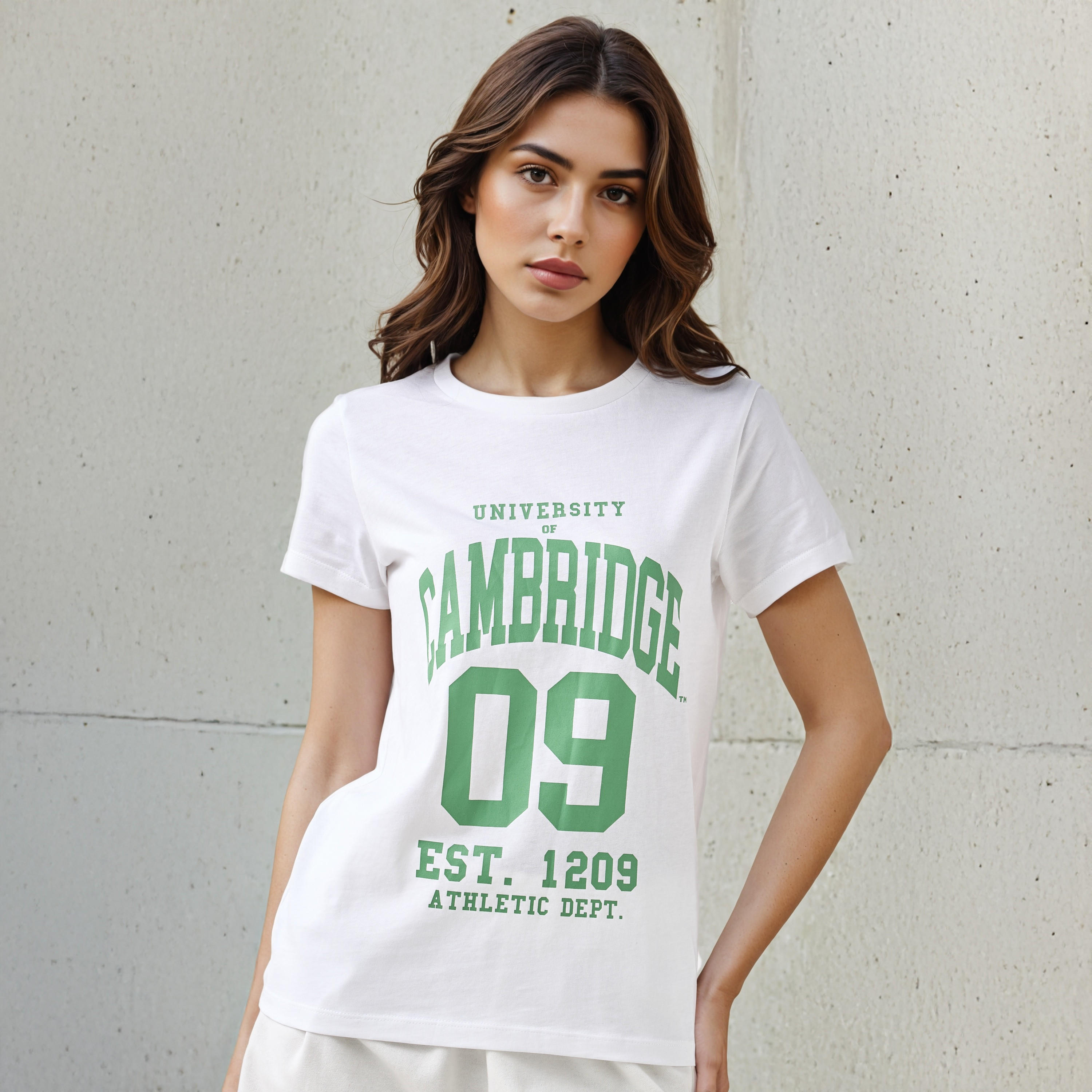 تيشيرت قطن بقصة عادية وطبعات جامعة كامبريدج-women-clothing-tshirts-image-4