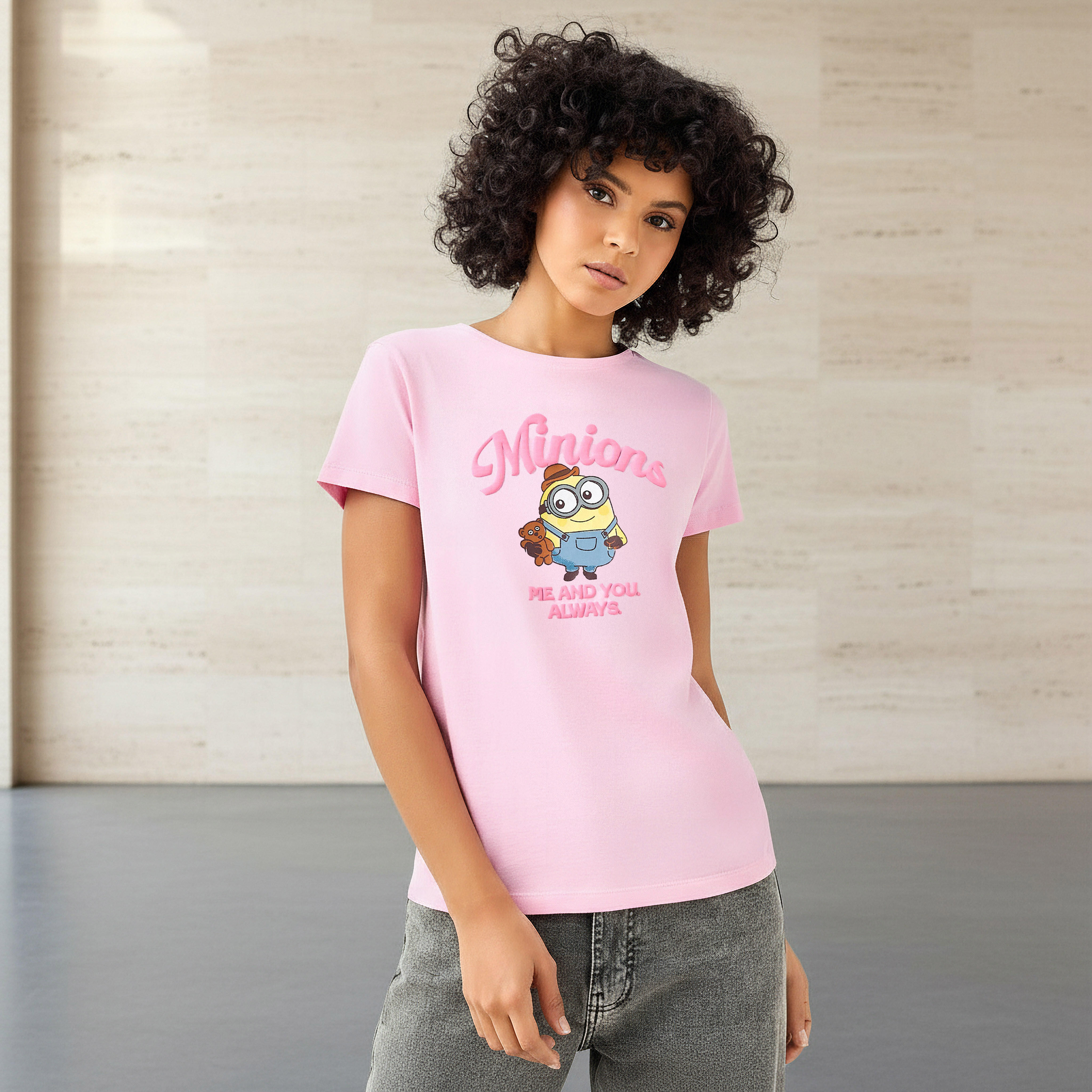 تيشيرت قطن بقصة عادية بطبعات مينيونز-women-clothing-tshirts-image-1
