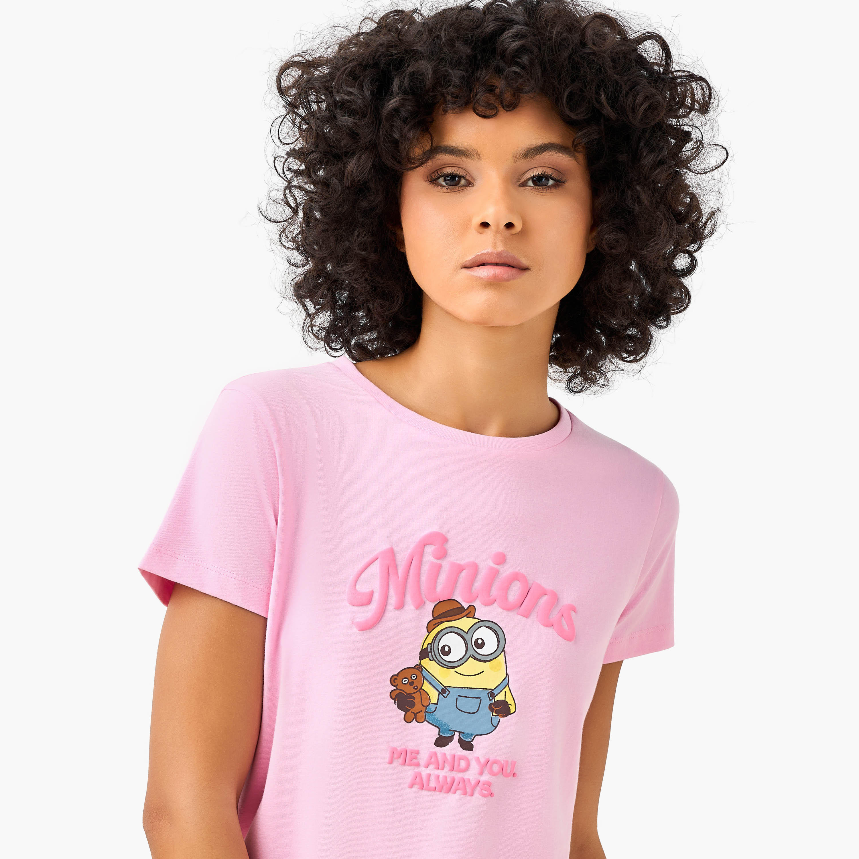 تيشيرت قطن بقصة عادية بطبعات مينيونز-women-clothing-tshirts-image-4