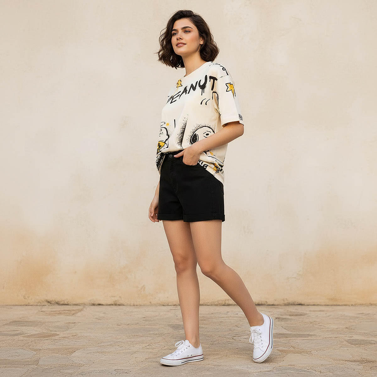 تيشيرت قطن بقصة بوكسي مريحة وطبعات بينوتس-women-clothing-tshirts-image-2