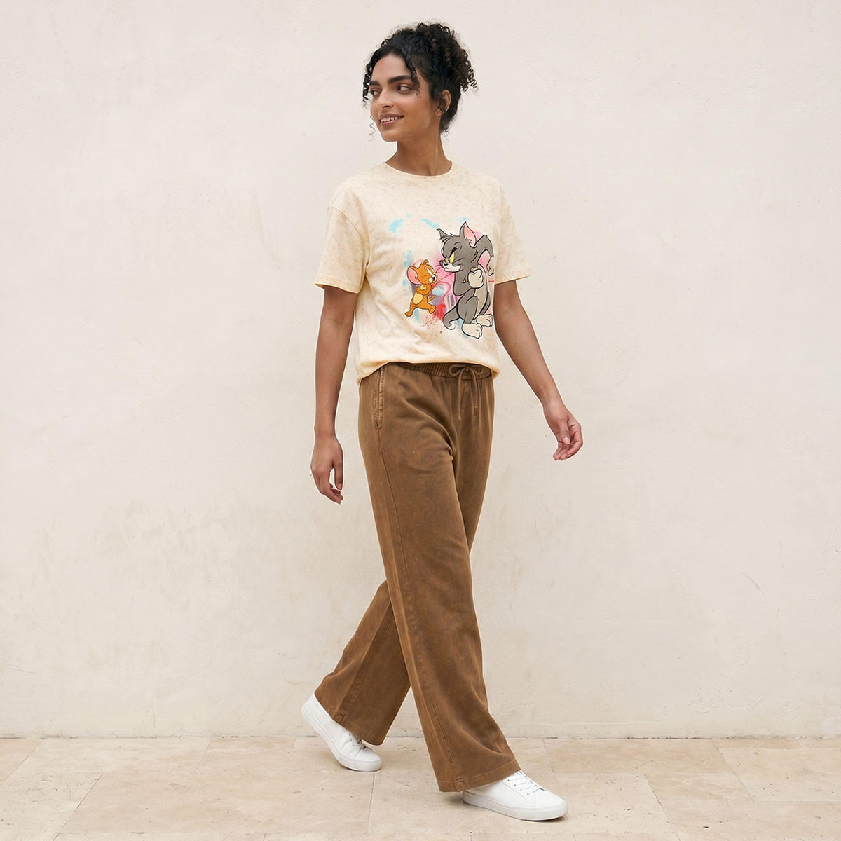 تيشيرت توم أند جيري مقاس كبير بياقة دائرية-women-clothing-tshirts-image-3