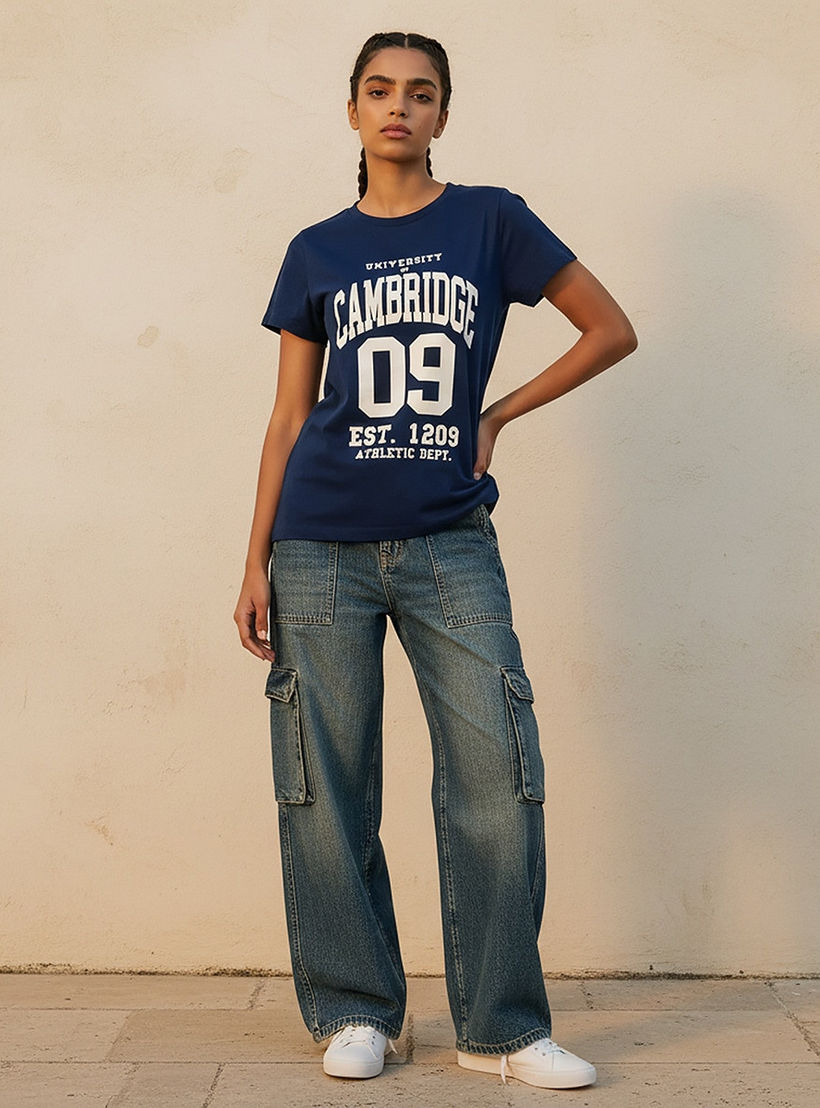 تيشيرت قطن بقصة عادية وطبعات كامبريدج-women-clothing-tshirts-image-3