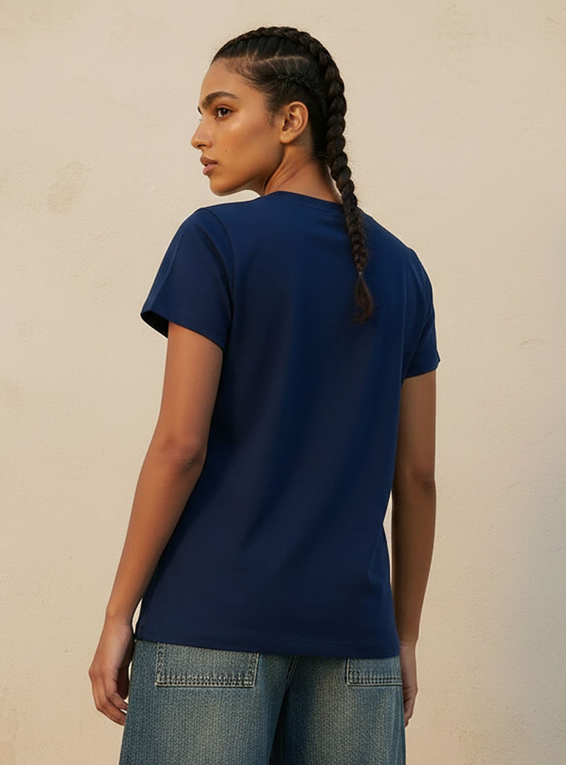 تيشيرت قطن بقصة عادية وطبعات كامبريدج-women-clothing-tshirts-image-4