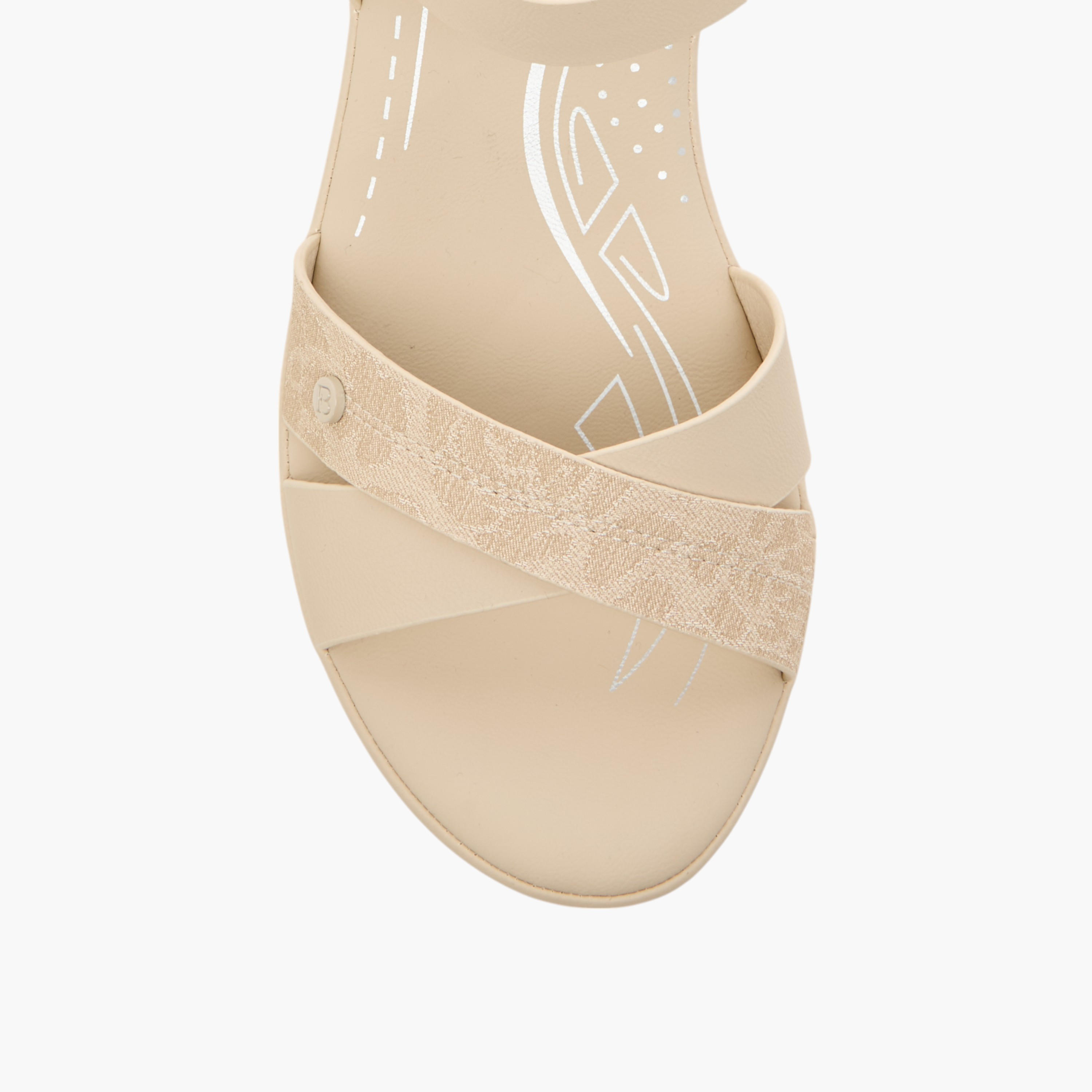 صندل بأحزمة متقاطعة بارز الملمس وبكعب سميك وإغلاق بإبزيم من فلورا بيلا-women-shoes-sandals-heeled-image-4