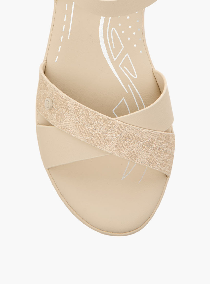 صندل بأحزمة متقاطعة بارز الملمس وبكعب سميك وإغلاق بإبزيم من فلورا بيلا-women-shoes-sandals-heeled-image-4