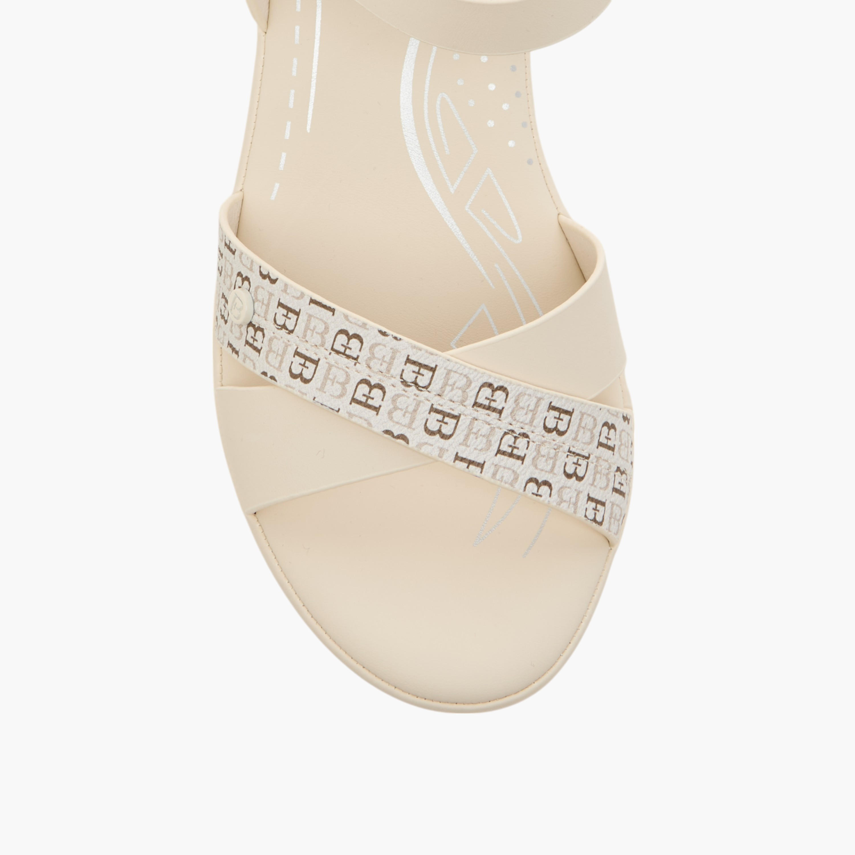 صندل مريح بكعب سميك وحزام متقاطع وإبزيم إغلاق وطبعات مونوجرام من فلورا بيلا-women-shoes-sandals-heeled-image-4