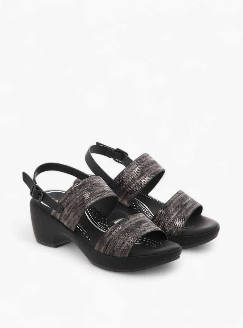 صندل مريح بارز الملمس بكعب سميك وإبزيم إغلاق من فلورا بيلا-women-shoes-sandals-heeled-image-3
