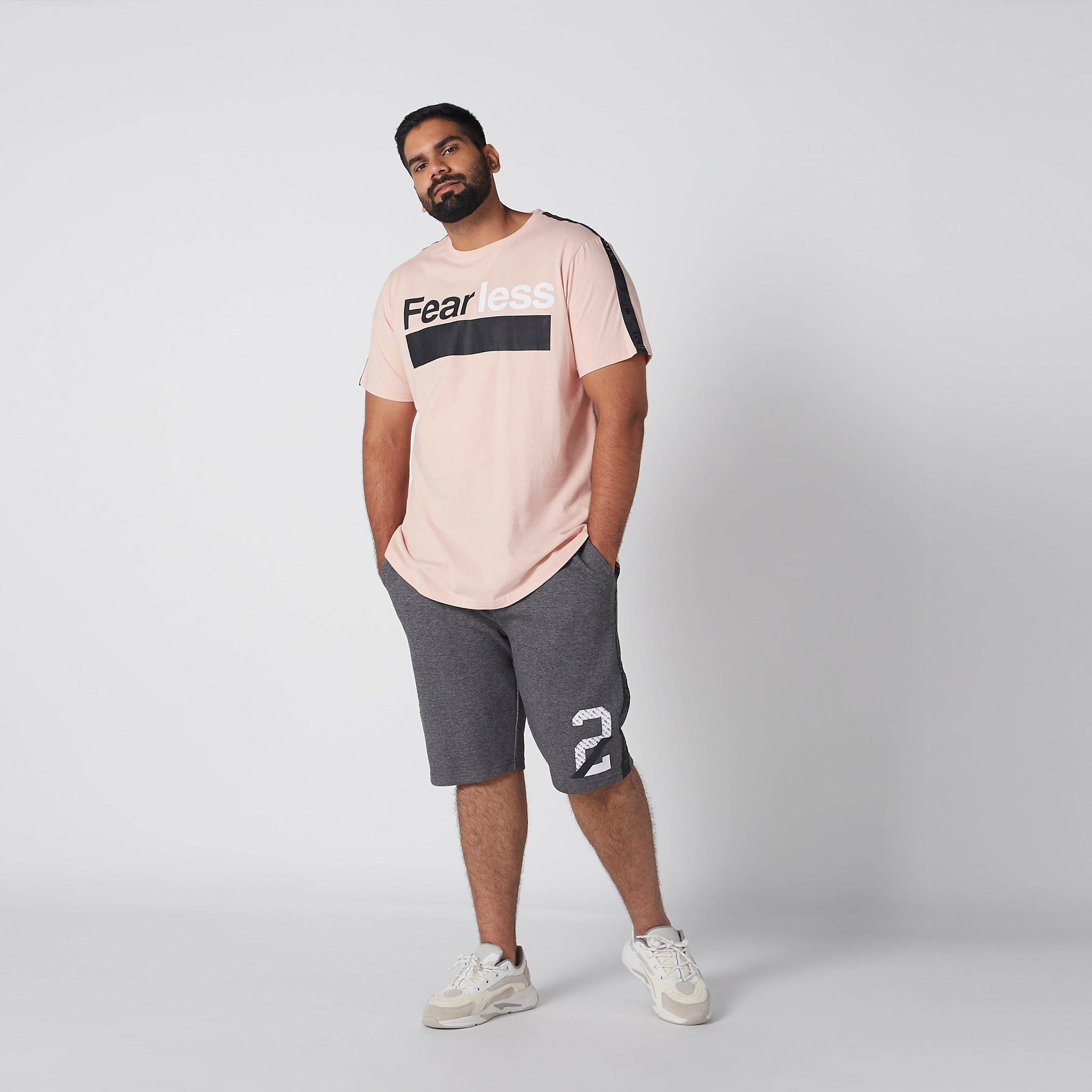 تيشيرت بياقة مستديرة وأكمام قصيرة وطبعات-men-clothing-tshirtsandpolos-tshirts-image-2