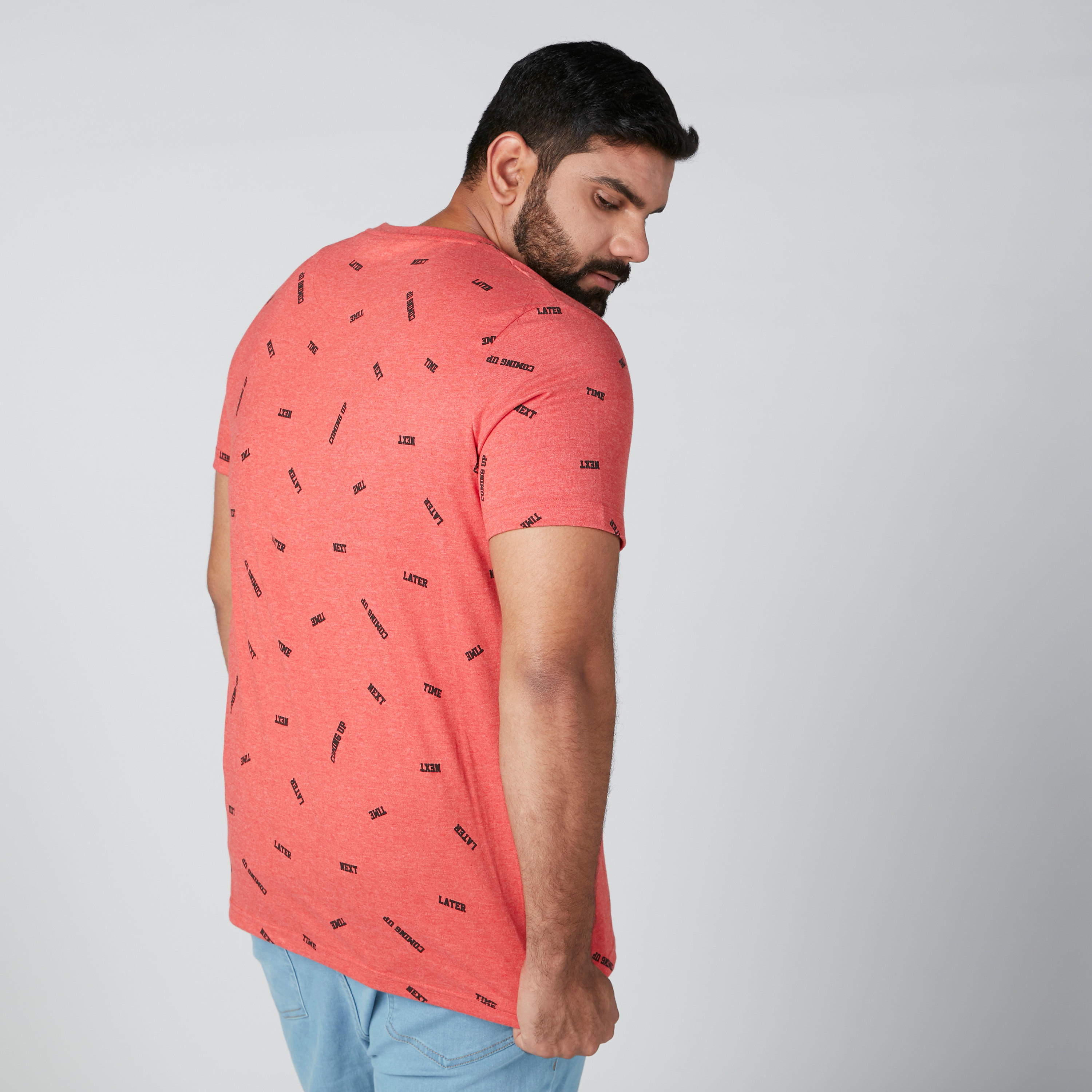 تيشيرت بطبعات بياقة مستديرة بقصّة عادية-men-clothing-tshirtsandpolos-tshirts-image-2