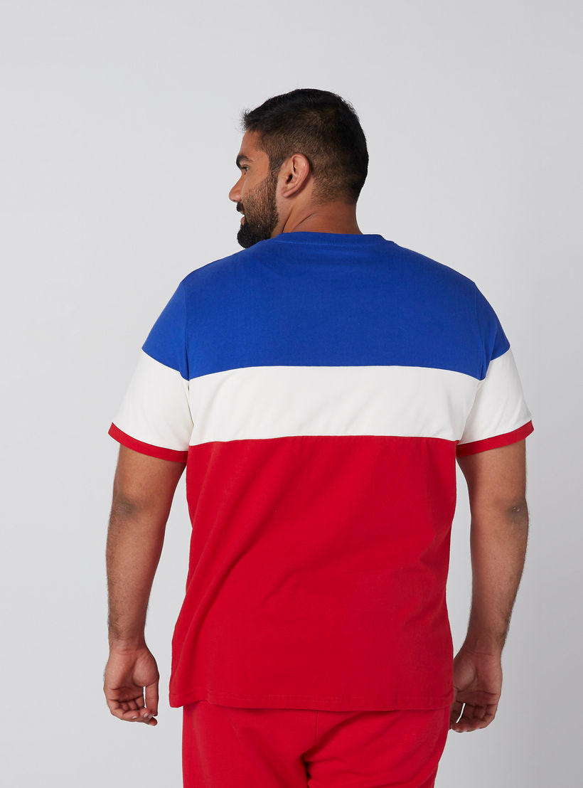 تيشيرت بياقة ضيّقة وتصاميم مغايرة-men-clothing-tshirtsandpolos-tshirts-image-1