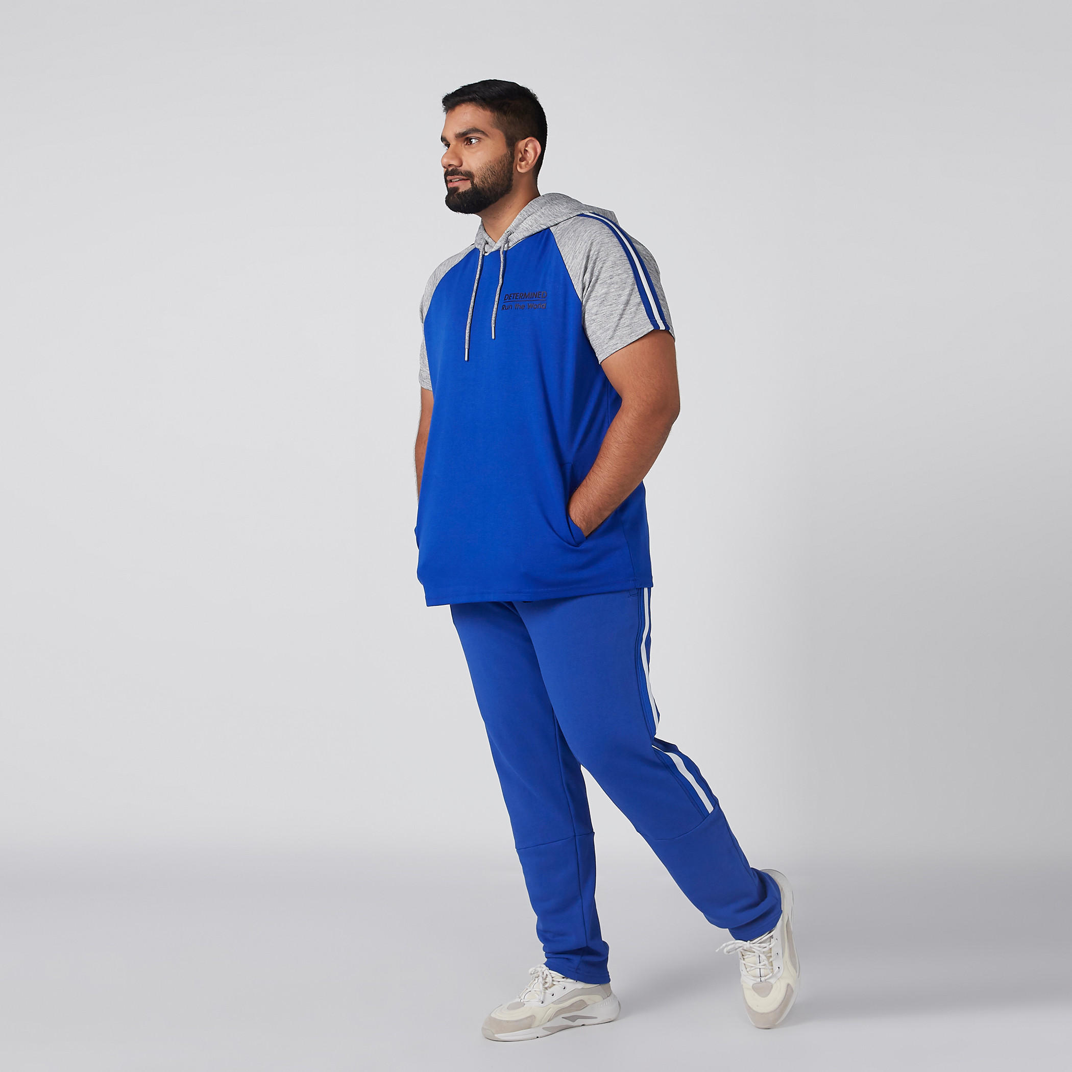سويت شيرت بقبّعة وتصاميم مغايرة-men-winterwear-hoodiesandsweatshirts-image-2