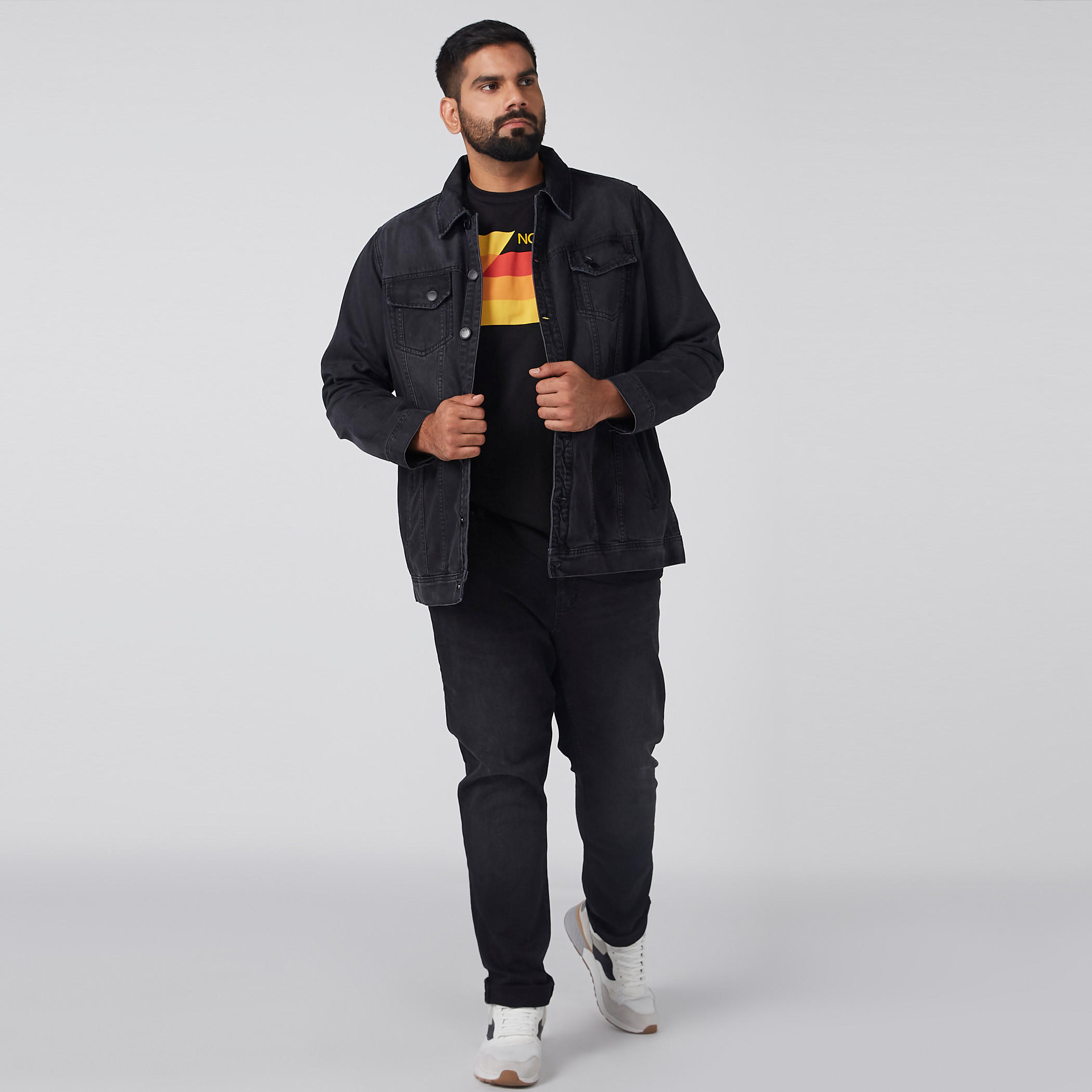 تيشيرت بياقة ضيقة وطبعات-men-clothing-tshirtsandpolos-tshirts-image-2