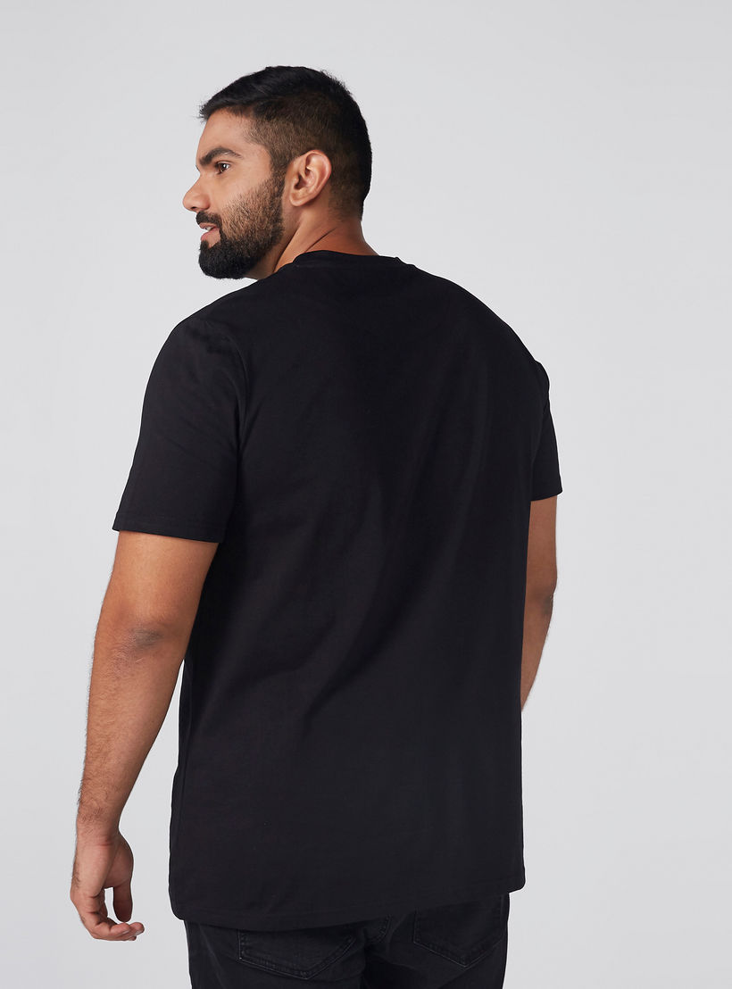 تيشيرت بياقة ضيقة وطبعات-men-clothing-tshirtsandpolos-tshirts-image-1