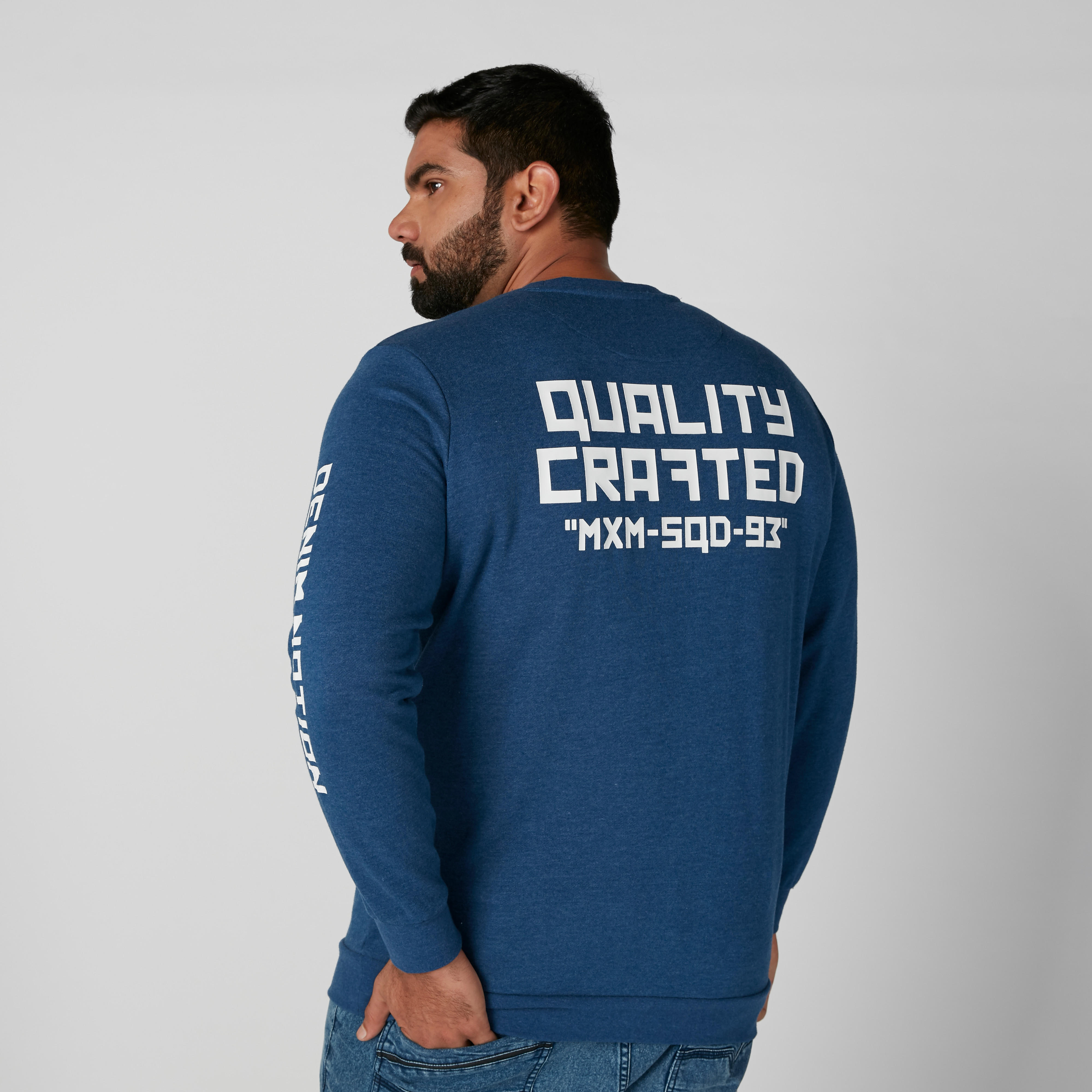 سويت شيرت بياقة ضيقة وأكمام طويلة وطبعات-men-winterwear-hoodiesandsweatshirts-image-1