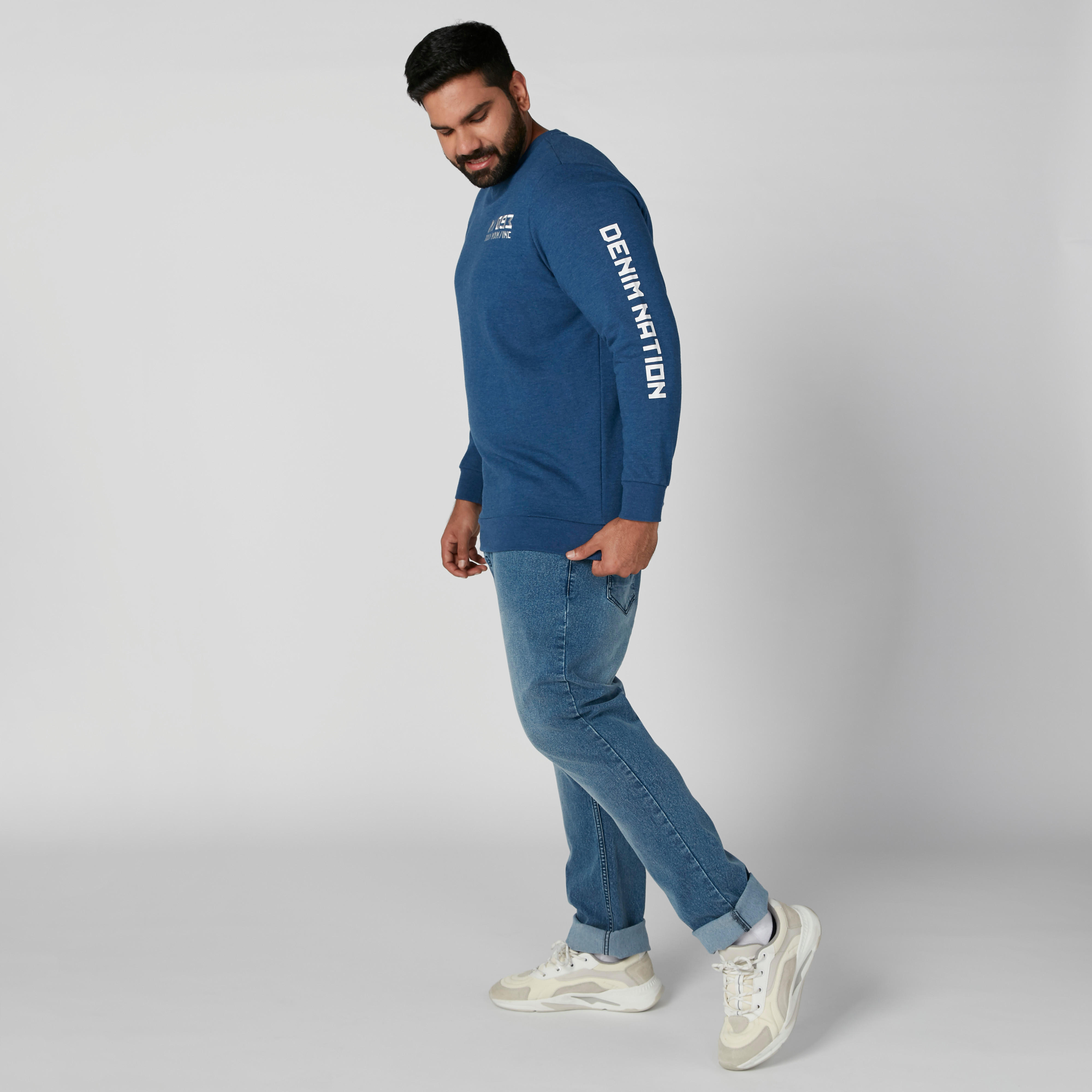 سويت شيرت بياقة ضيقة وأكمام طويلة وطبعات-men-winterwear-hoodiesandsweatshirts-image-2