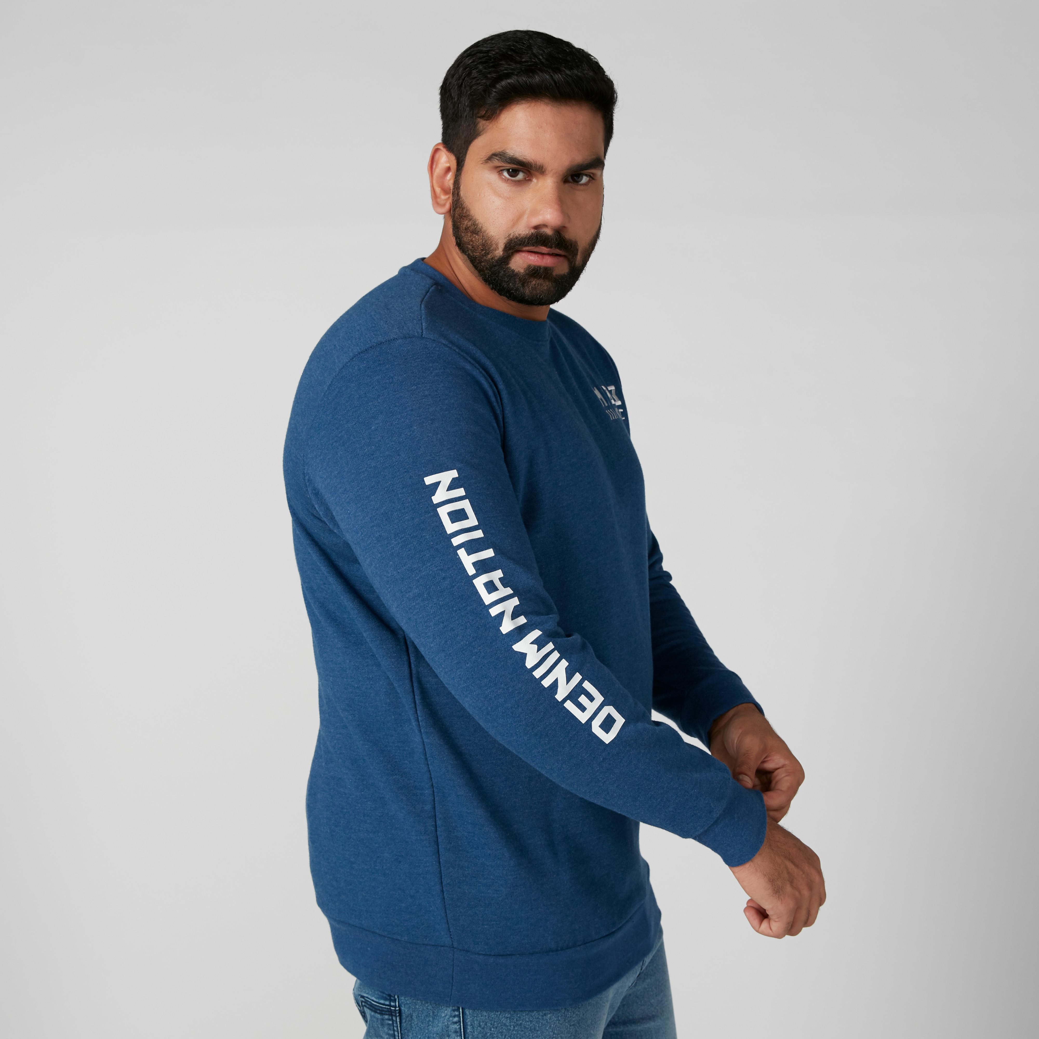 سويت شيرت بياقة ضيقة وأكمام طويلة وطبعات-men-winterwear-hoodiesandsweatshirts-image-4