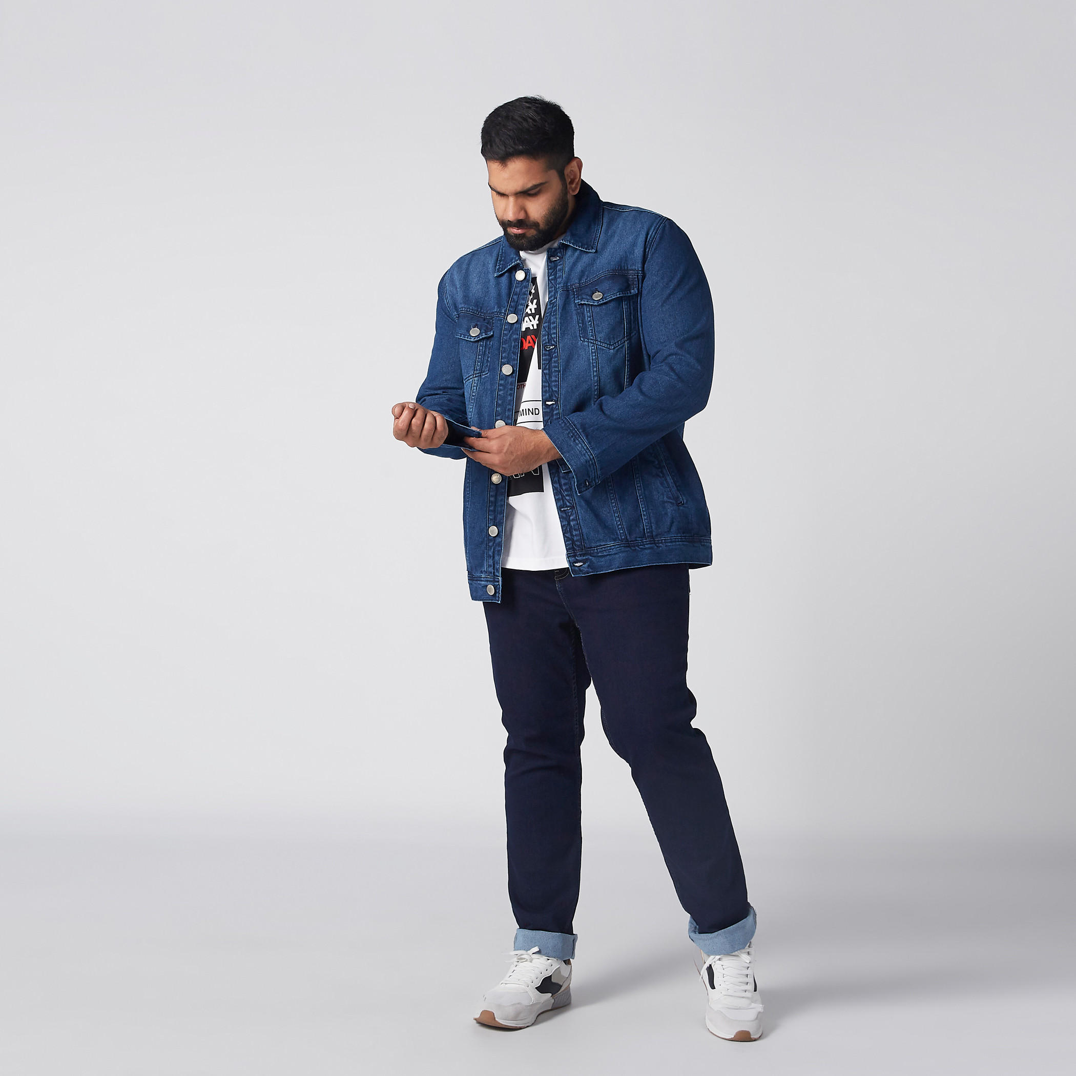 تيشيرت بياقة ضيّقة وأكمام قصيرة وطبعات-men-clothing-tshirtsandpolos-tshirts-image-2