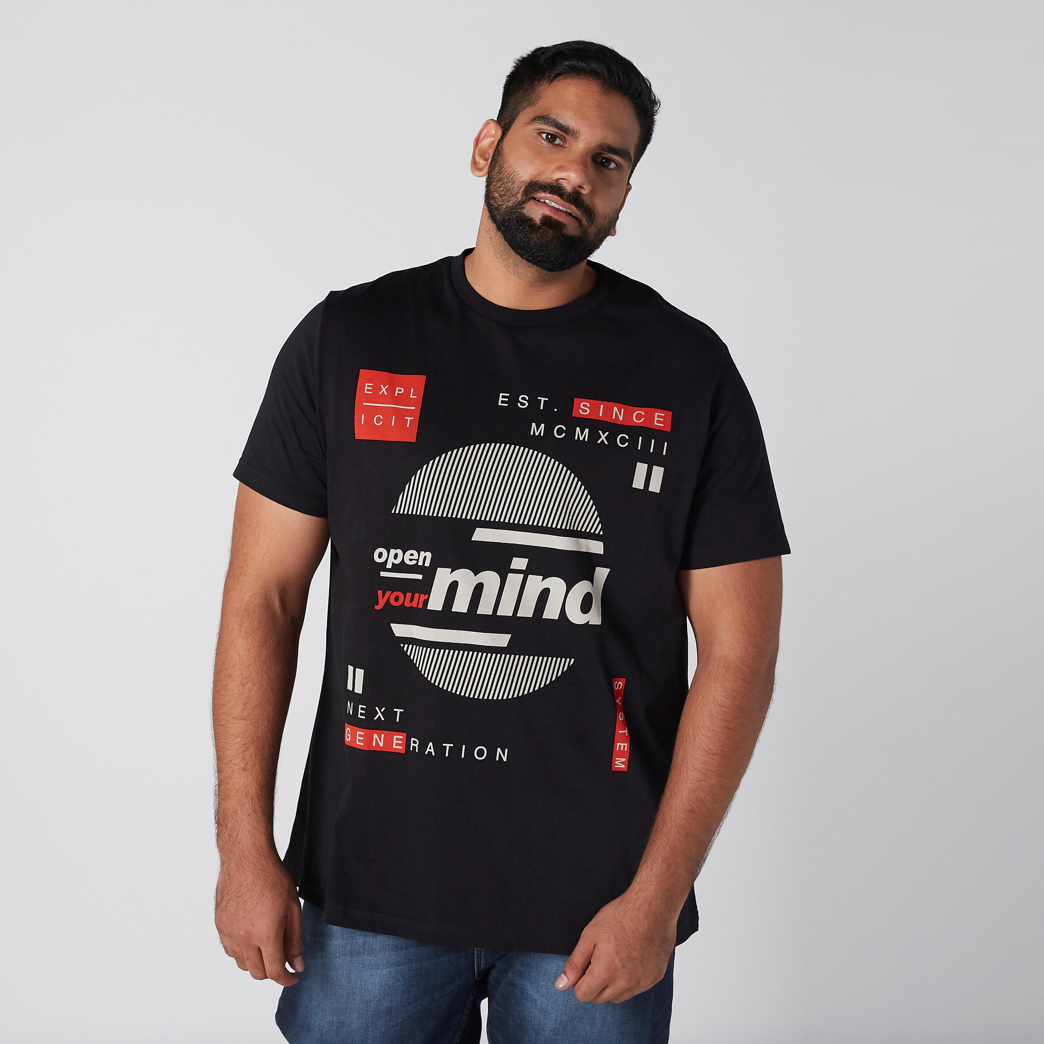 تيشيرت بياقة ضيقة وطبعات-men-clothing-tshirtsandpolos-tshirts-image-3