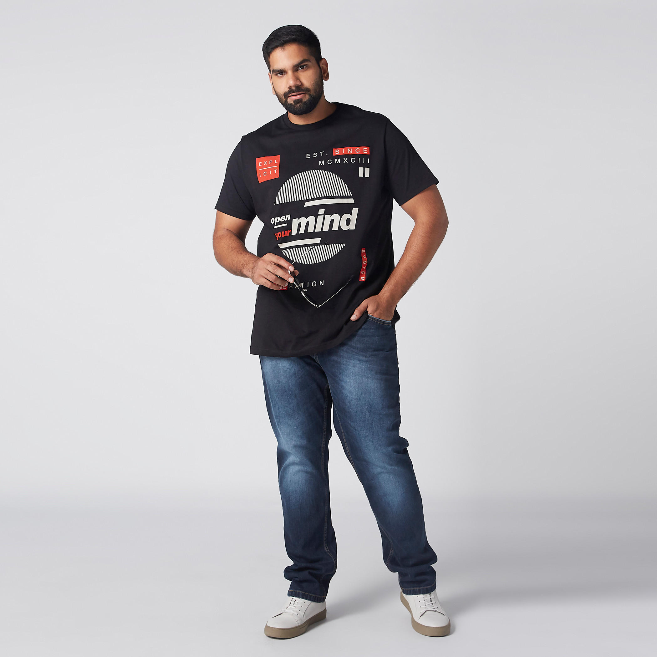 تيشيرت بياقة ضيقة وطبعات-men-clothing-tshirtsandpolos-tshirts-image-2