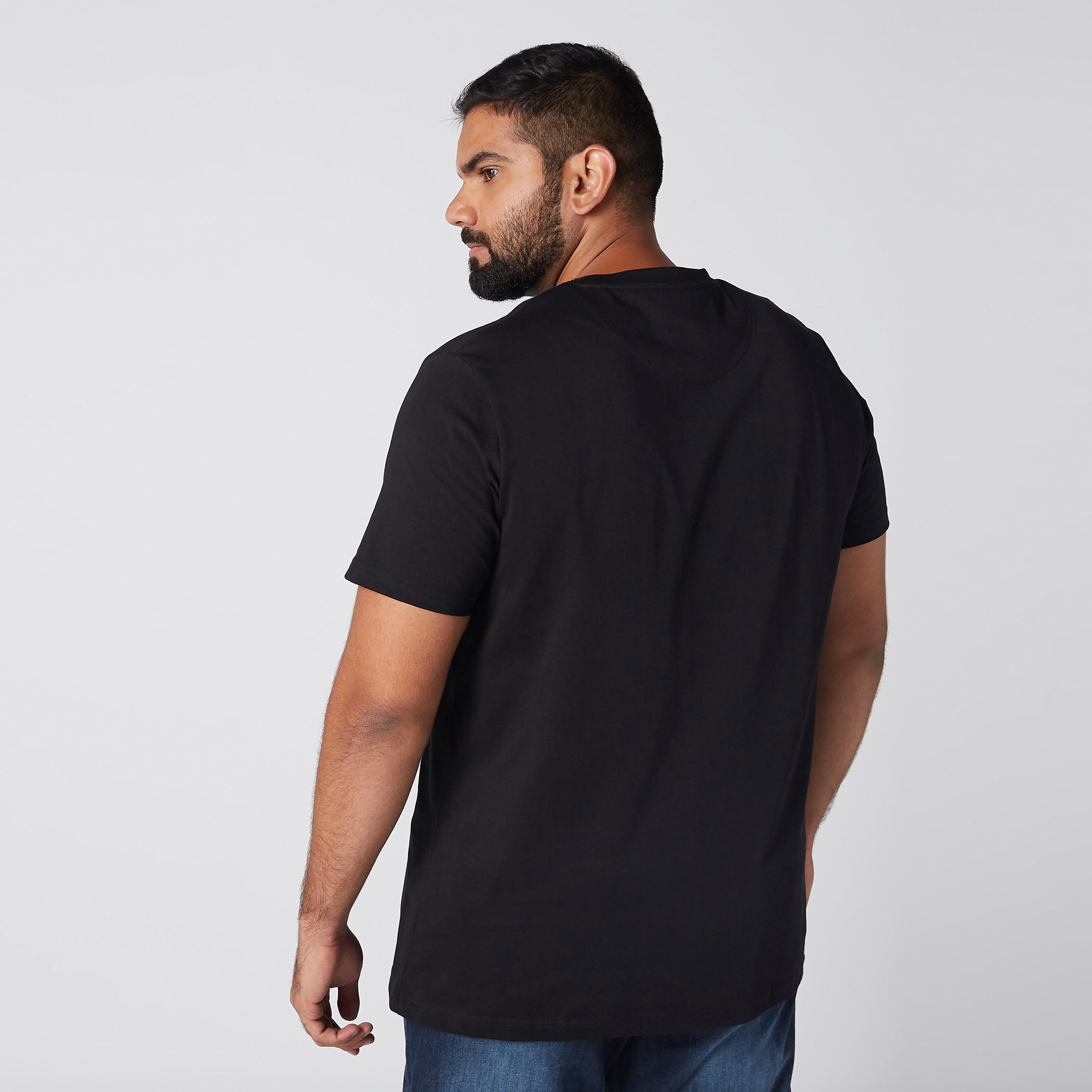 تيشيرت بياقة ضيقة وطبعات-men-clothing-tshirtsandpolos-tshirts-image-1
