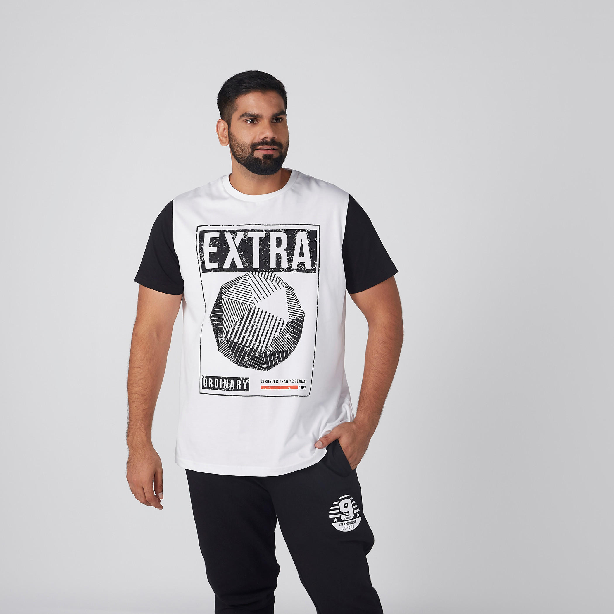 تيشيرت بياقة ضيقة وطبعات-men-clothing-tshirtsandpolos-tshirts-image-1