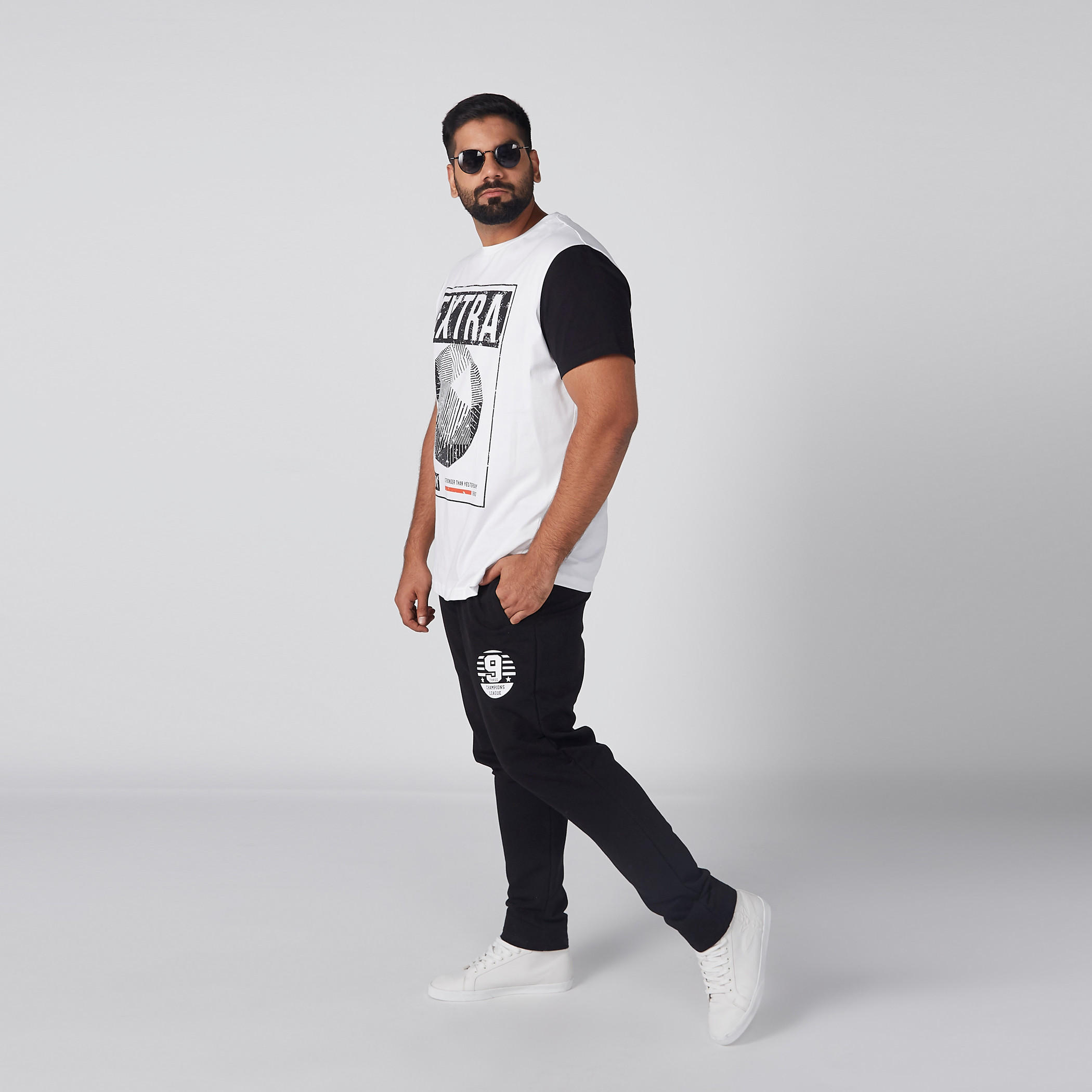 تيشيرت بياقة ضيقة وطبعات-men-clothing-tshirtsandpolos-tshirts-image-2
