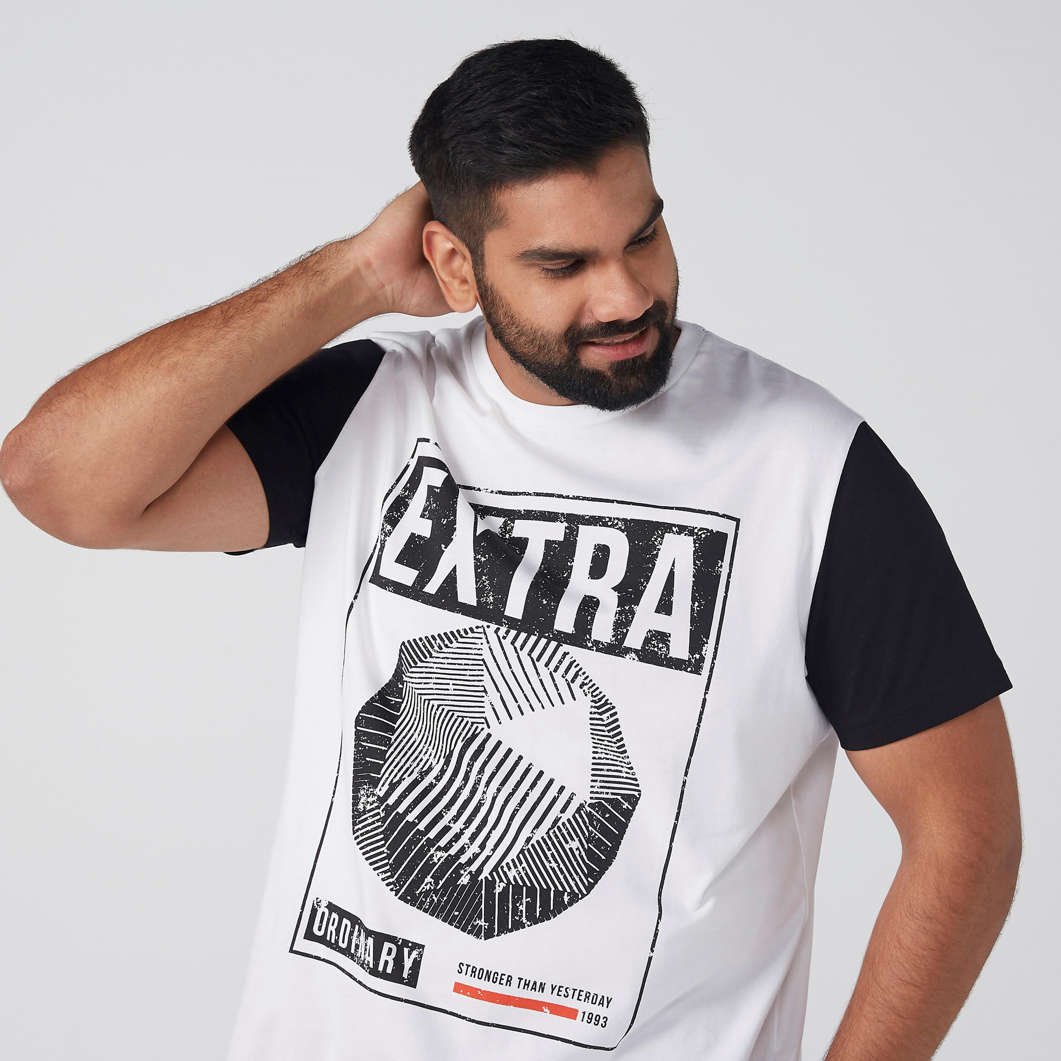 تيشيرت بياقة ضيقة وطبعات-men-clothing-tshirtsandpolos-tshirts-image-3
