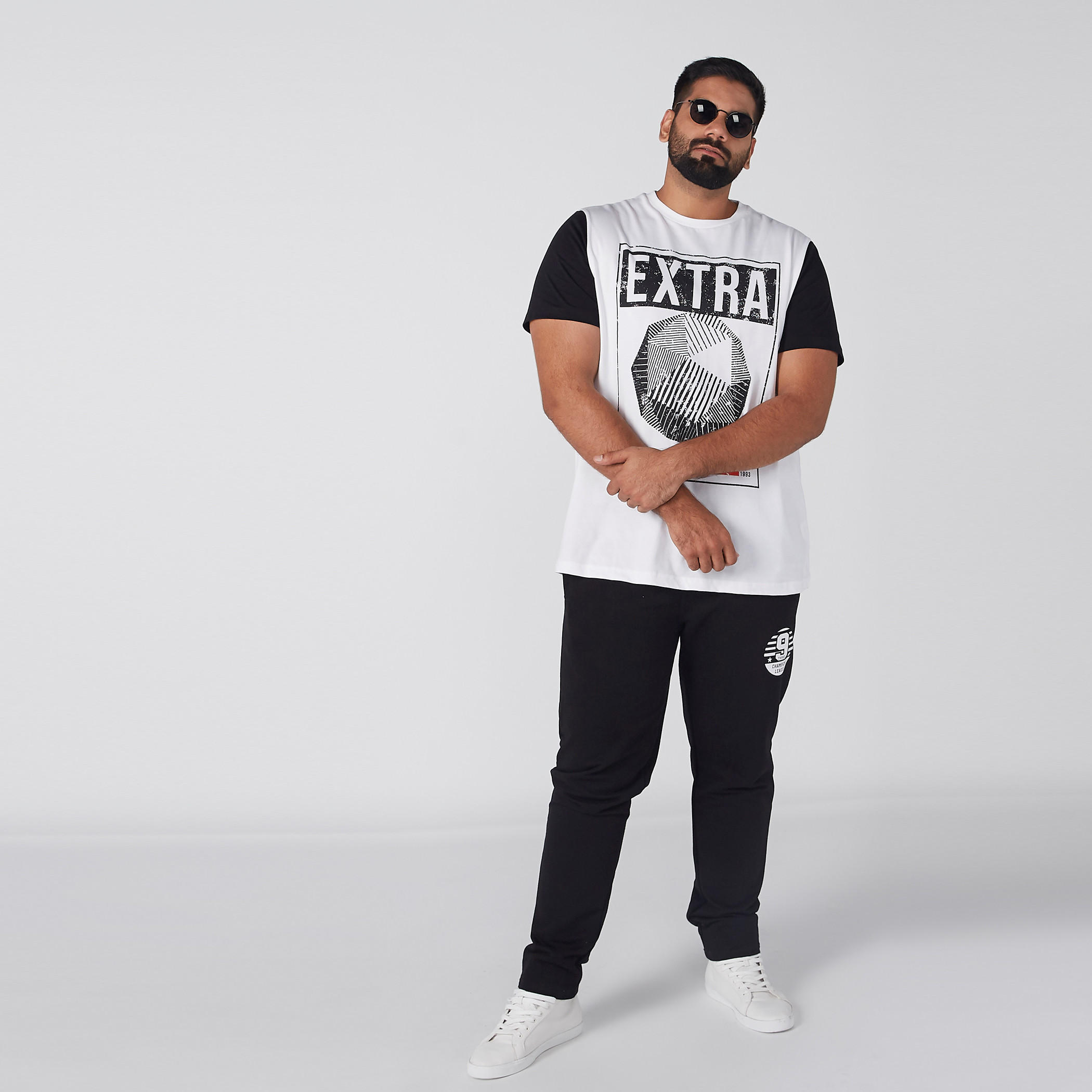 تيشيرت بياقة ضيقة وطبعات-men-clothing-tshirtsandpolos-tshirts-image-4