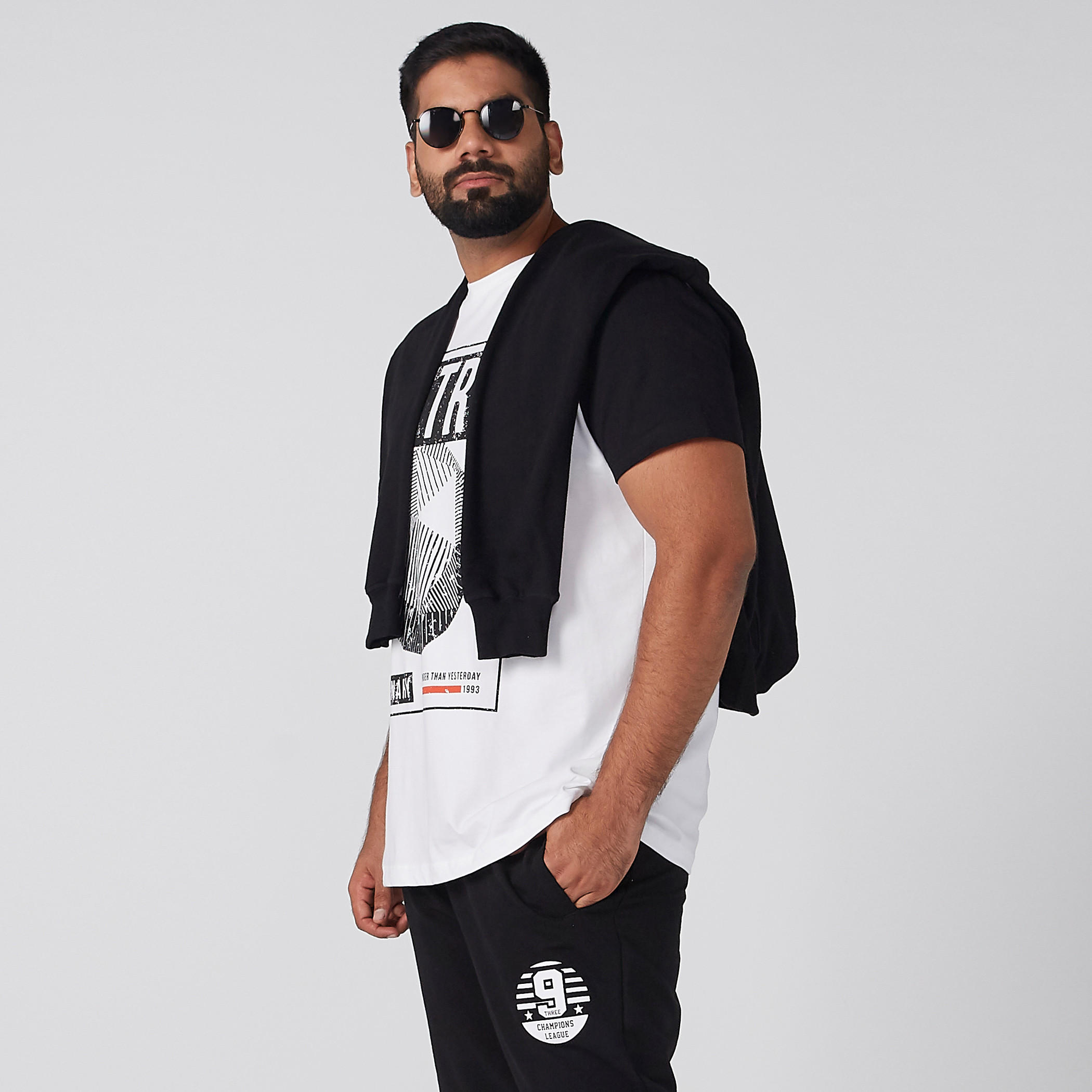 تيشيرت بياقة ضيقة وطبعات-men-clothing-tshirtsandpolos-tshirts-image-6