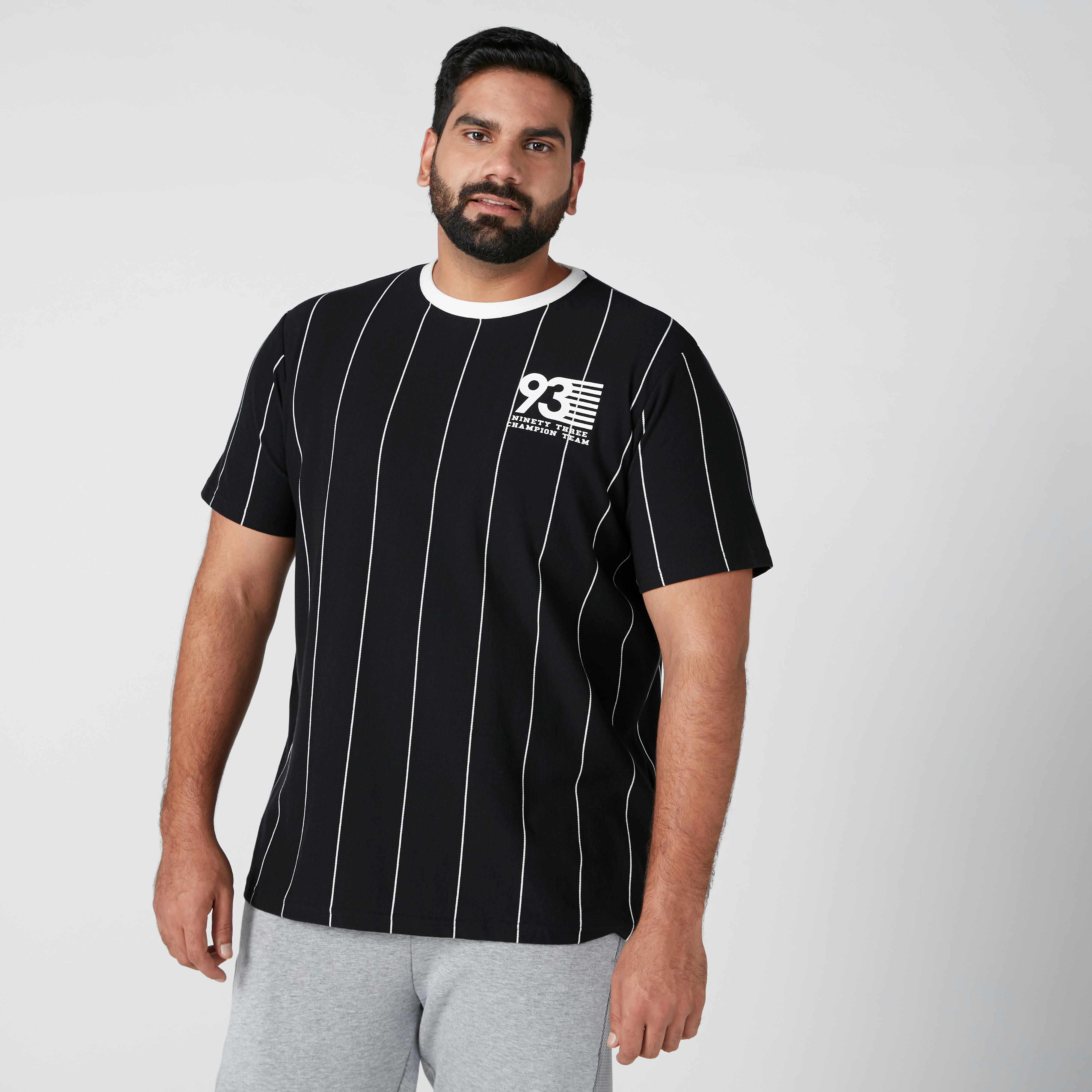 تيشيرت مقلّم بياقة ضيقة وأكمام قصيرة-men-clothing-tshirtsandpolos-tshirts-image-1