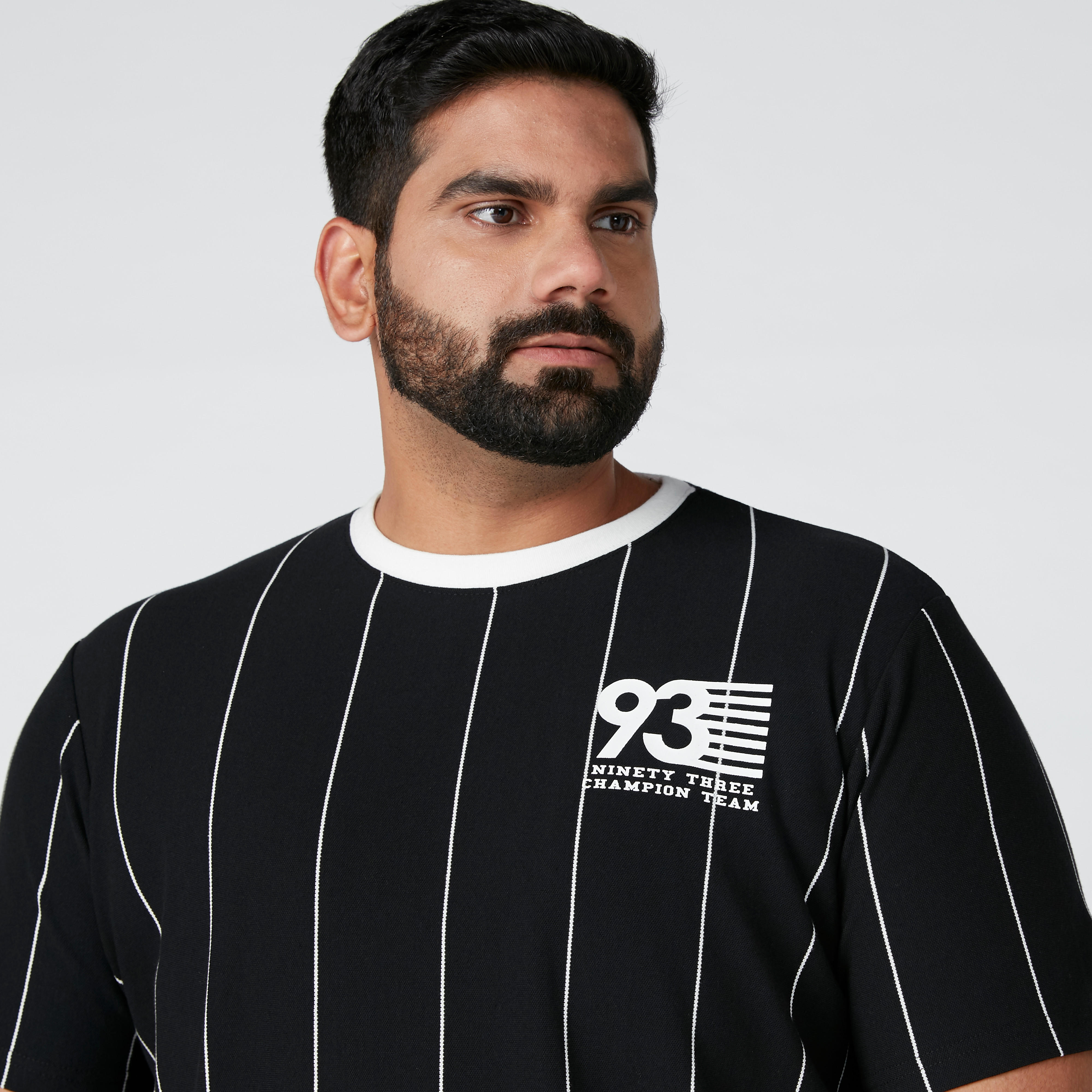 تيشيرت مقلّم بياقة ضيقة وأكمام قصيرة-men-clothing-tshirtsandpolos-tshirts-image-2