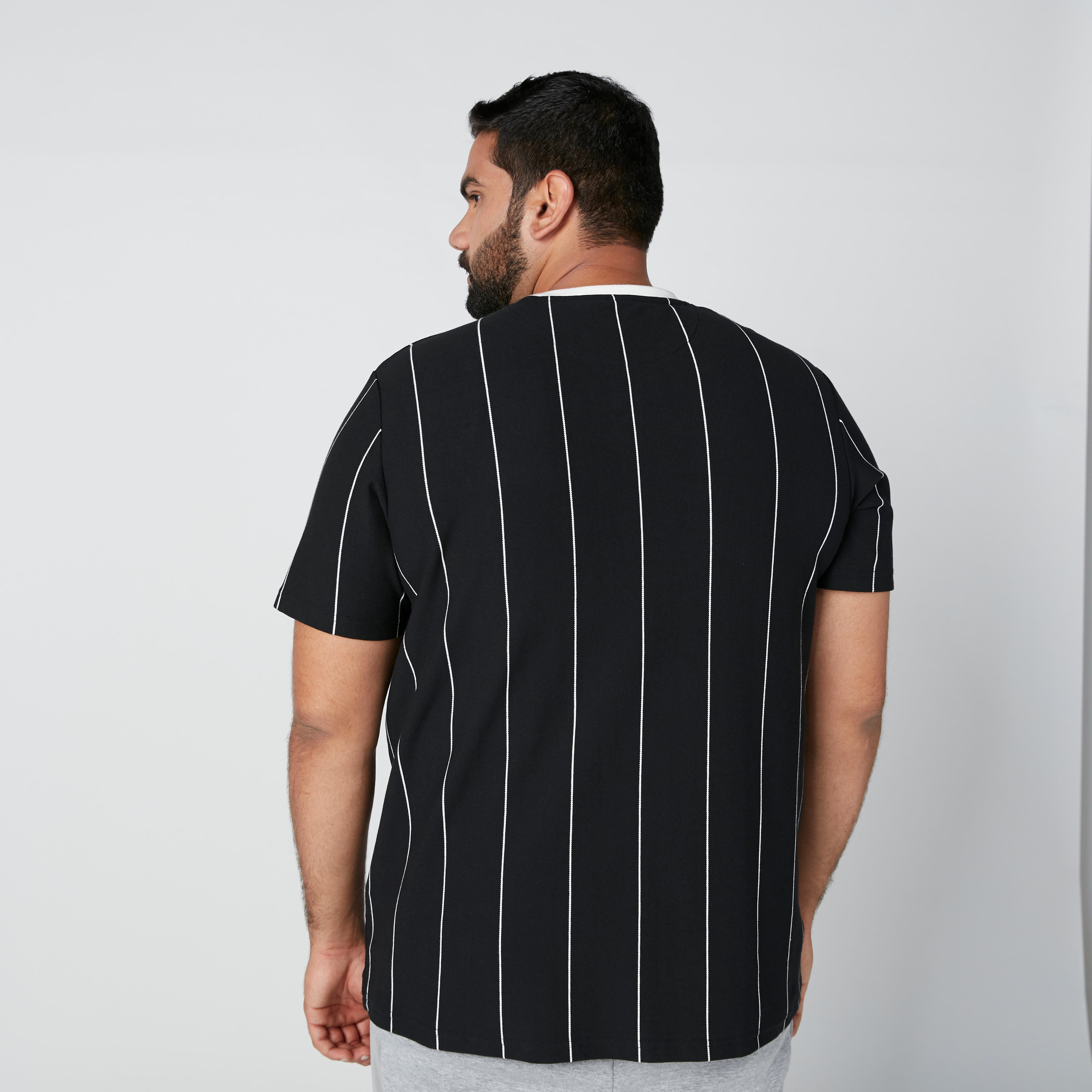 تيشيرت مقلّم بياقة ضيقة وأكمام قصيرة-men-clothing-tshirtsandpolos-tshirts-image-4