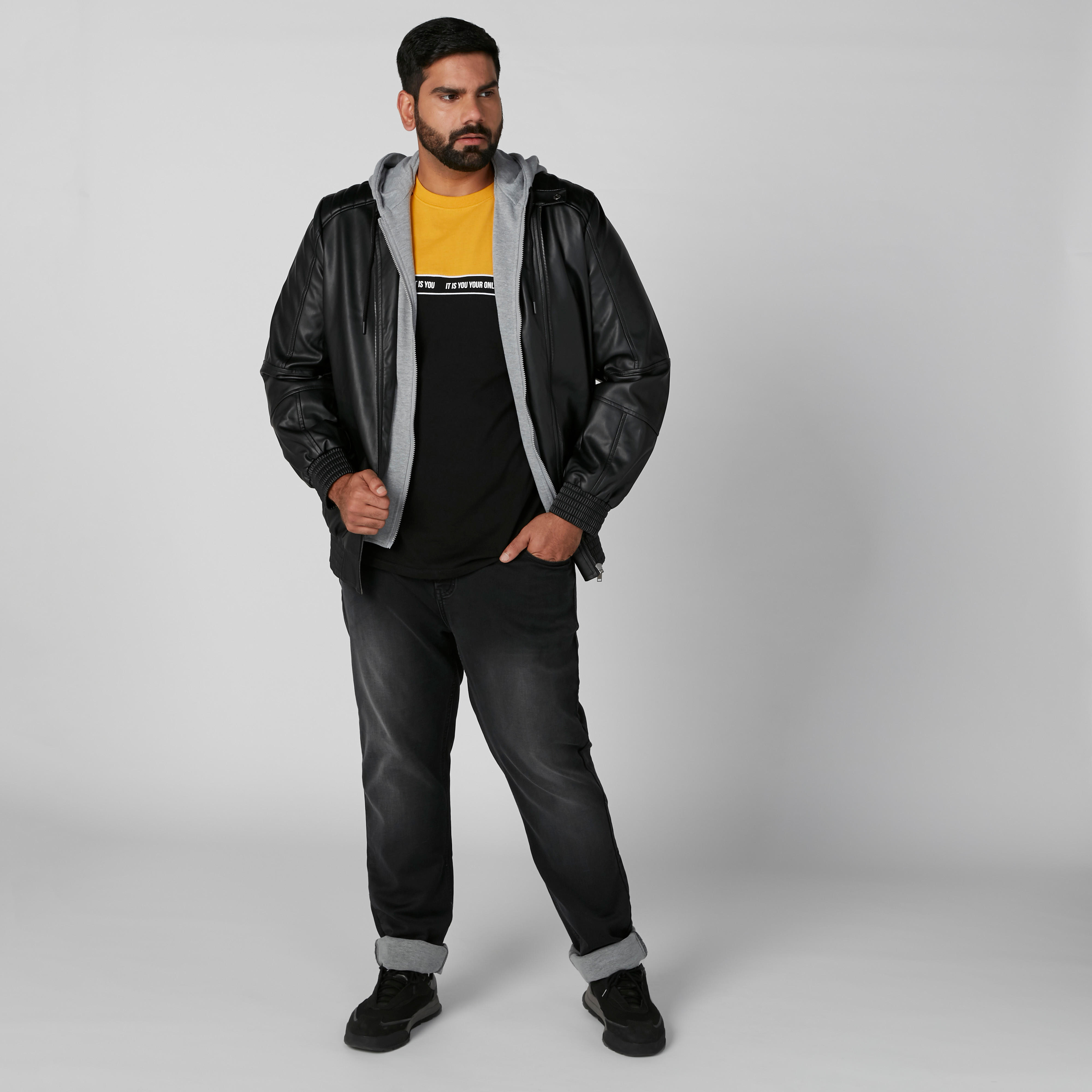 تيشيرت بياقة ضيقة وأكمام قصيرة وطبعات-men-clothing-tshirtsandpolos-tshirts-image-1