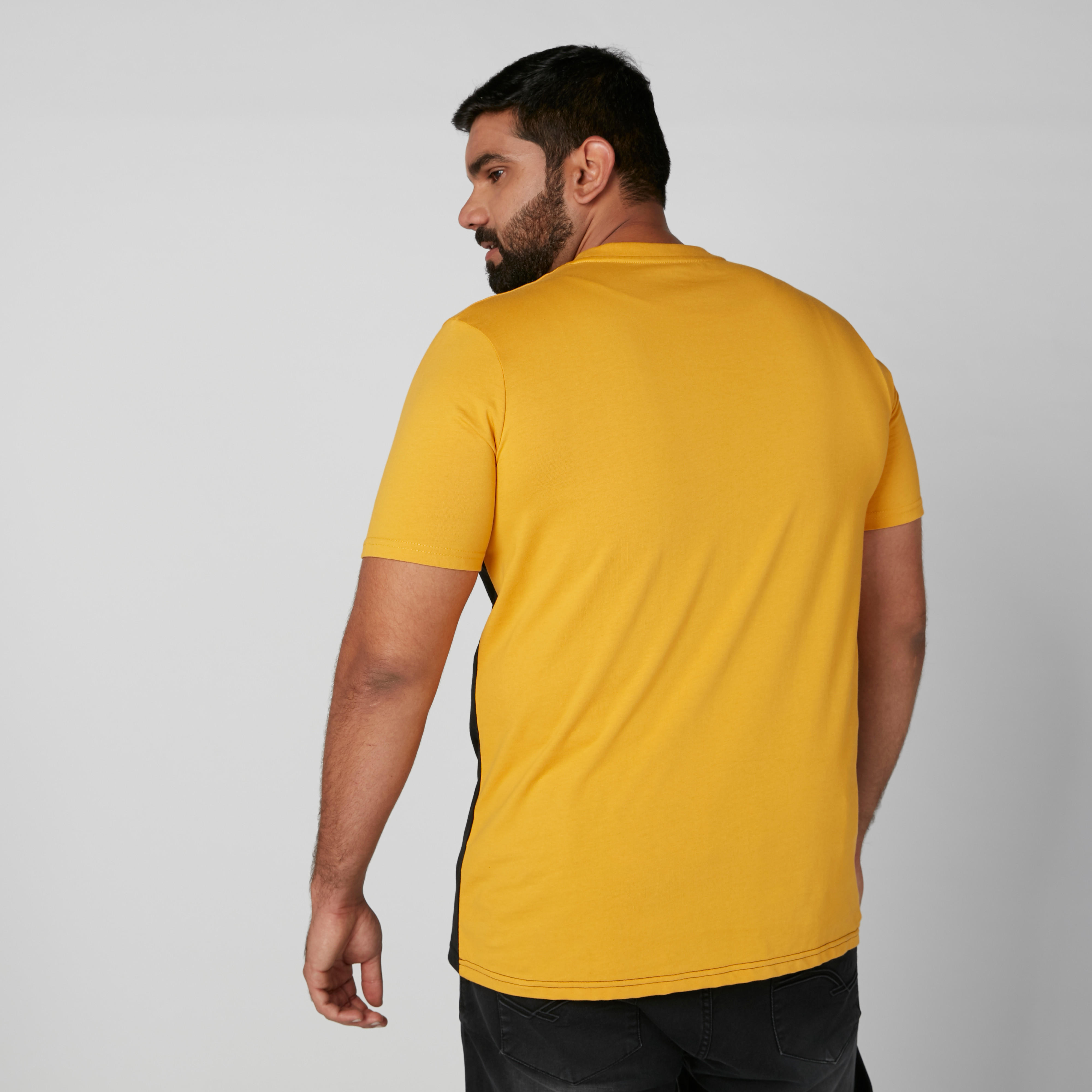 تيشيرت بياقة ضيقة وأكمام قصيرة وطبعات-men-clothing-tshirtsandpolos-tshirts-image-2