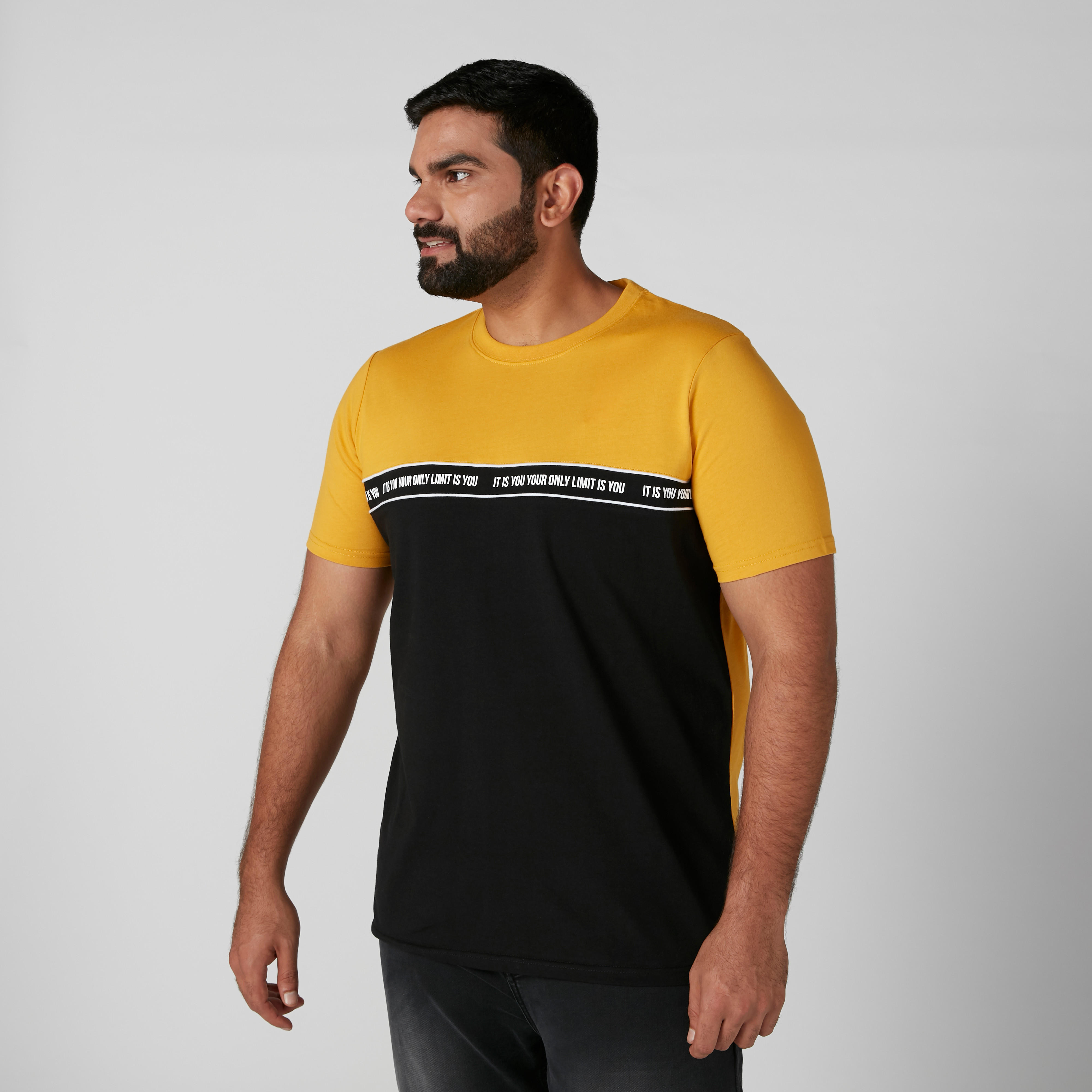 تيشيرت بياقة ضيقة وأكمام قصيرة وطبعات-men-clothing-tshirtsandpolos-tshirts-image-3