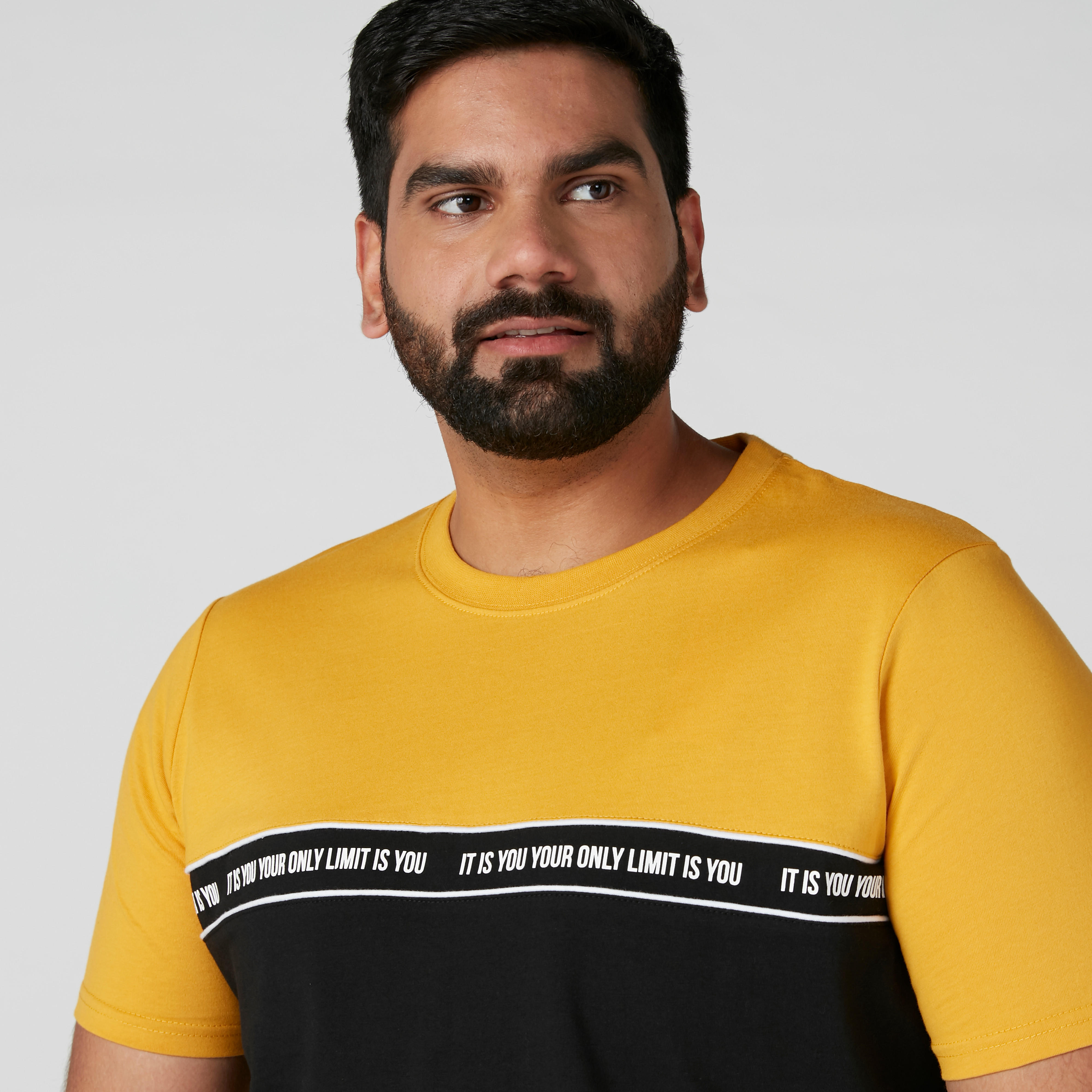 تيشيرت بياقة ضيقة وأكمام قصيرة وطبعات-men-clothing-tshirtsandpolos-tshirts-image-4