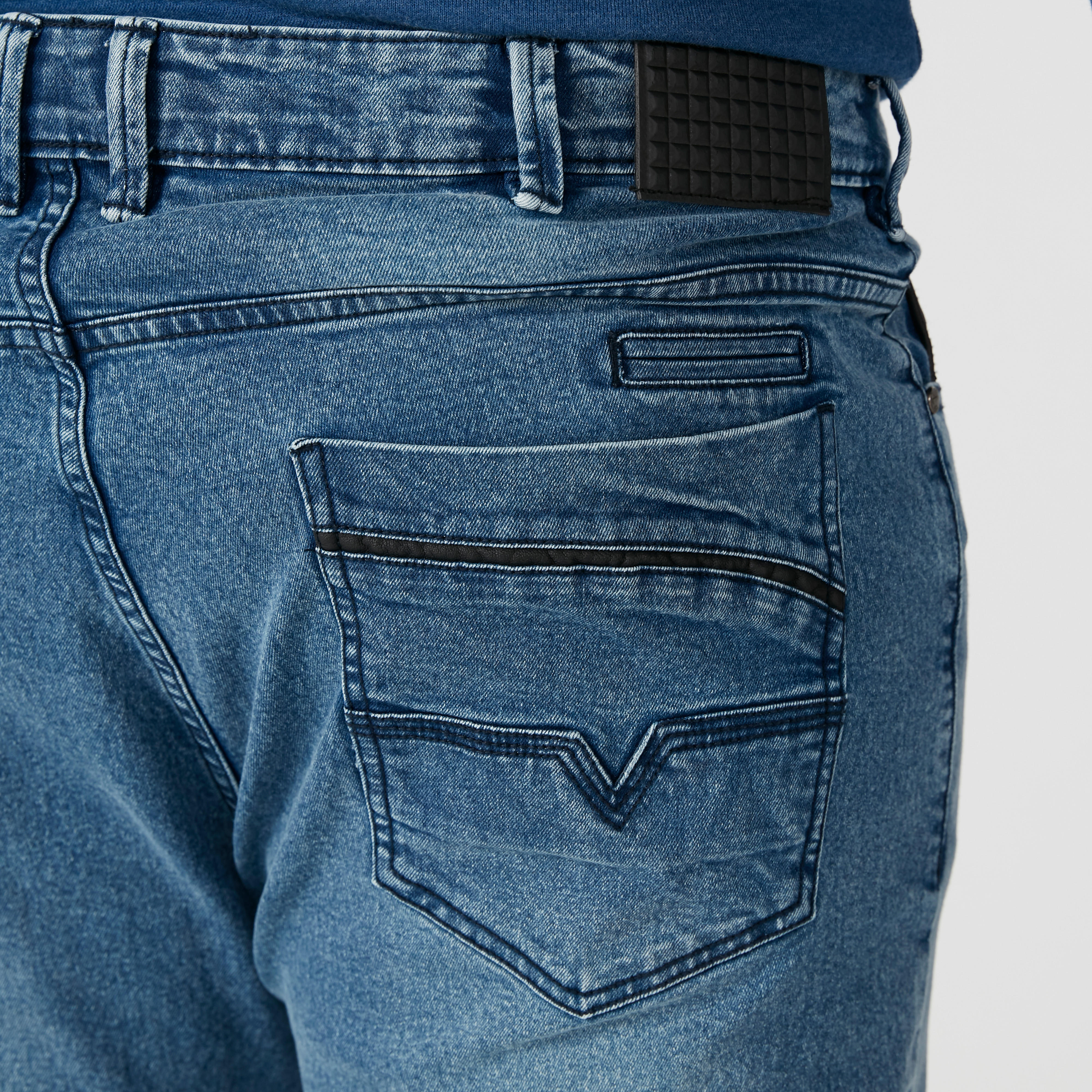 بنطال جينز بخصر متوسط الارتفاع وجيوب-men-clothing-bottoms-jeans-image-2