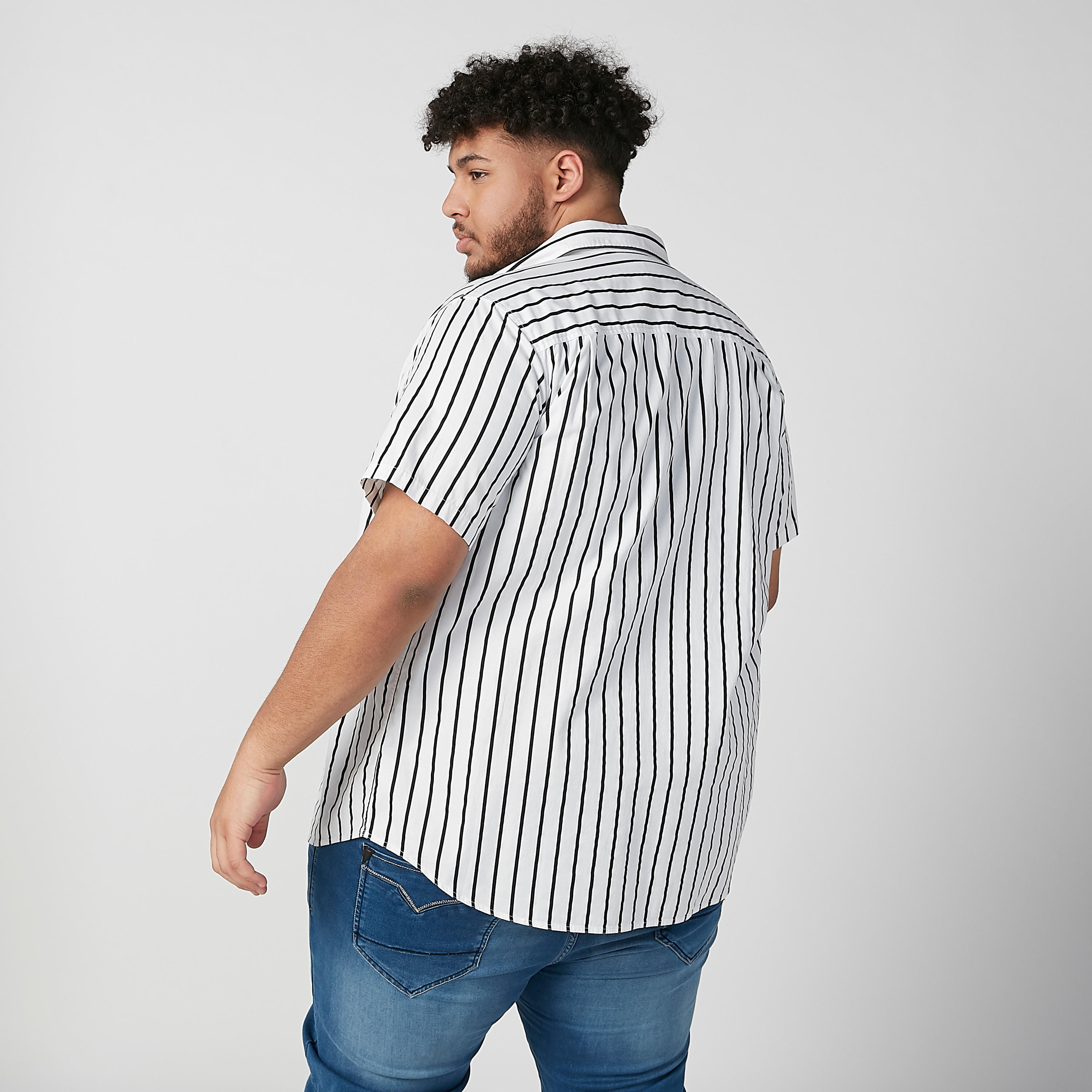 قميص مقلّم بياقة عاديّة وأكمام قصيرة-men-clothing-shirts-image-4