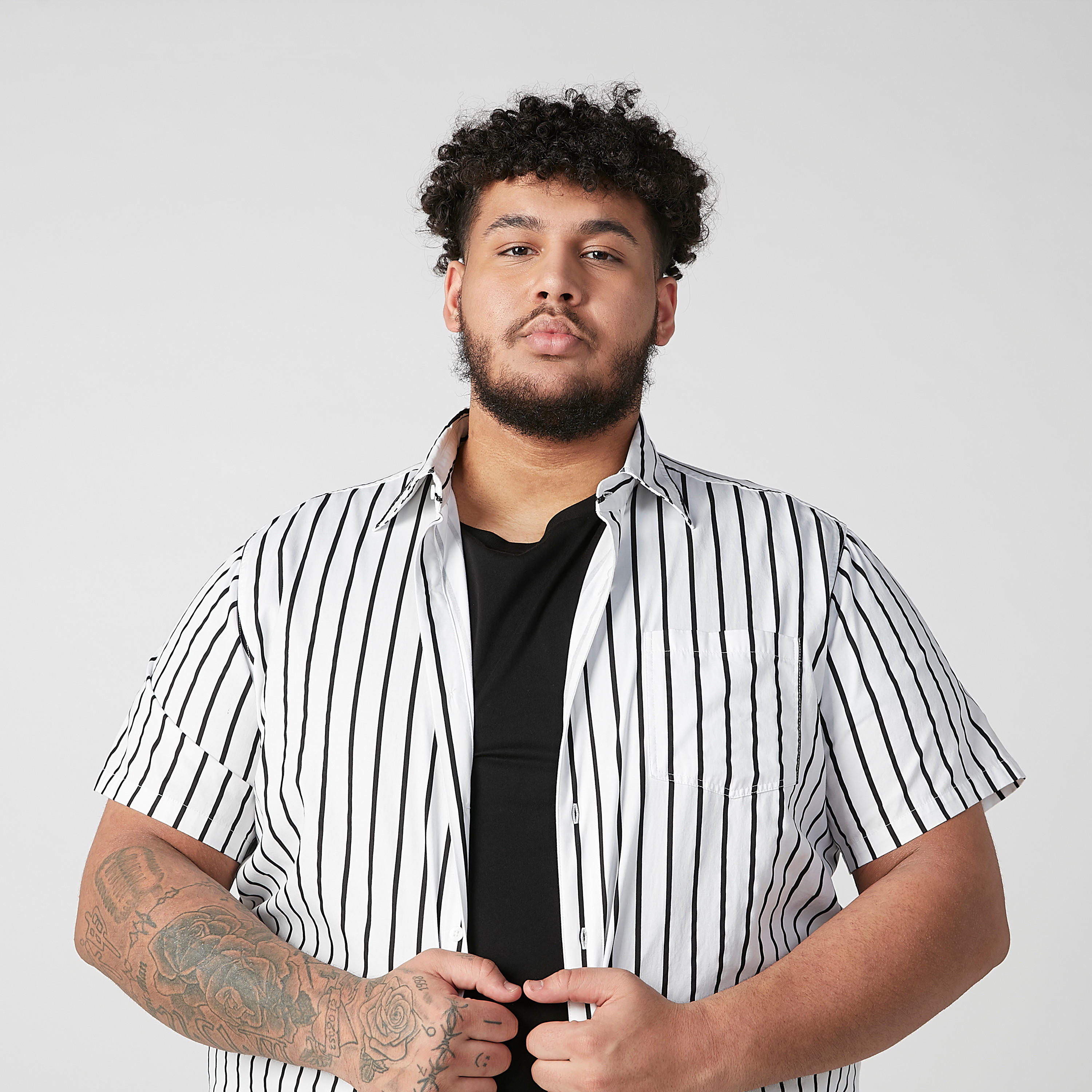 قميص مقلّم بياقة عاديّة وأكمام قصيرة-men-clothing-shirts-image-2