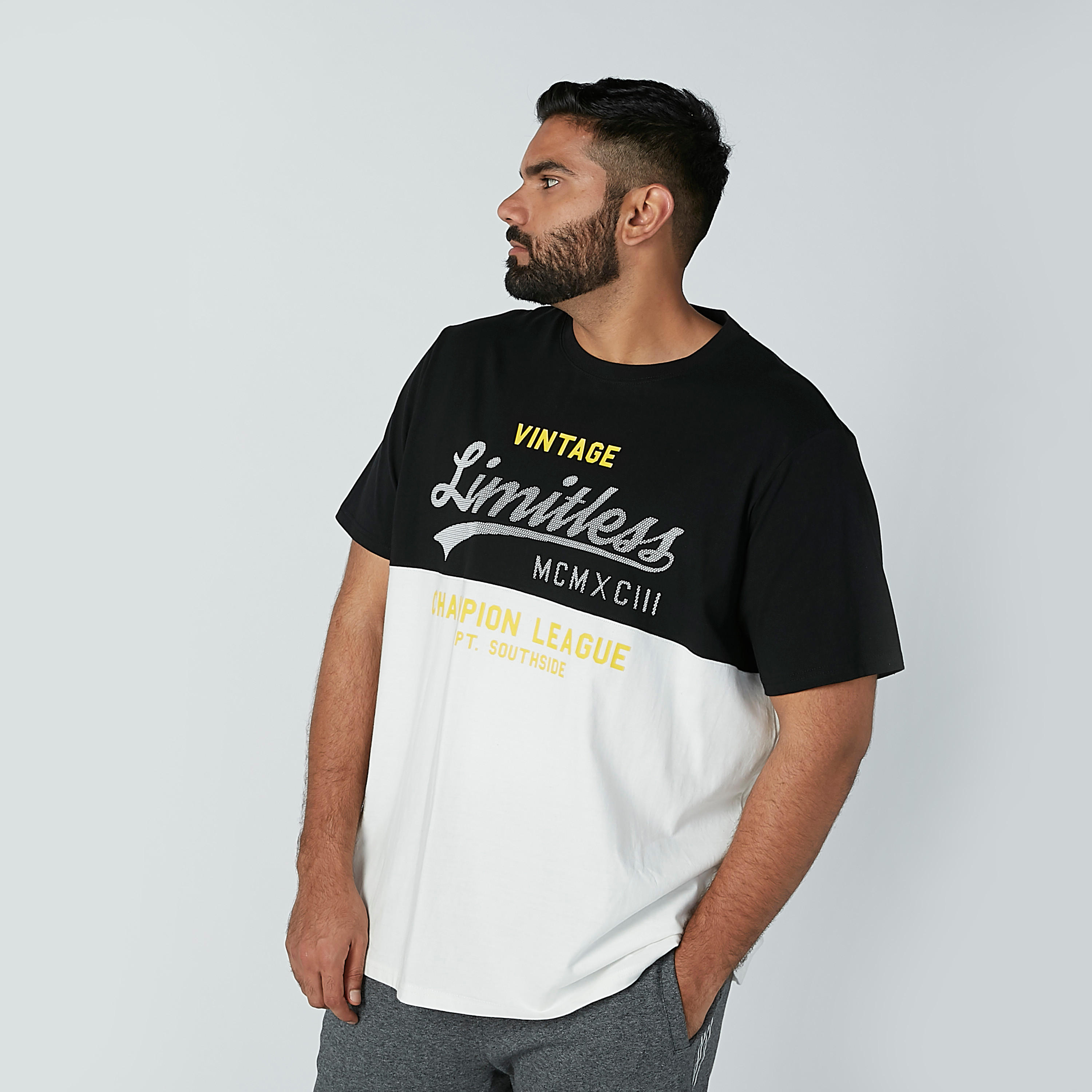 تيشيرت بياقة ضيقة وأكمام قصيرة وطبعات-men-clothing-tshirtsandpolos-tshirts-image-1