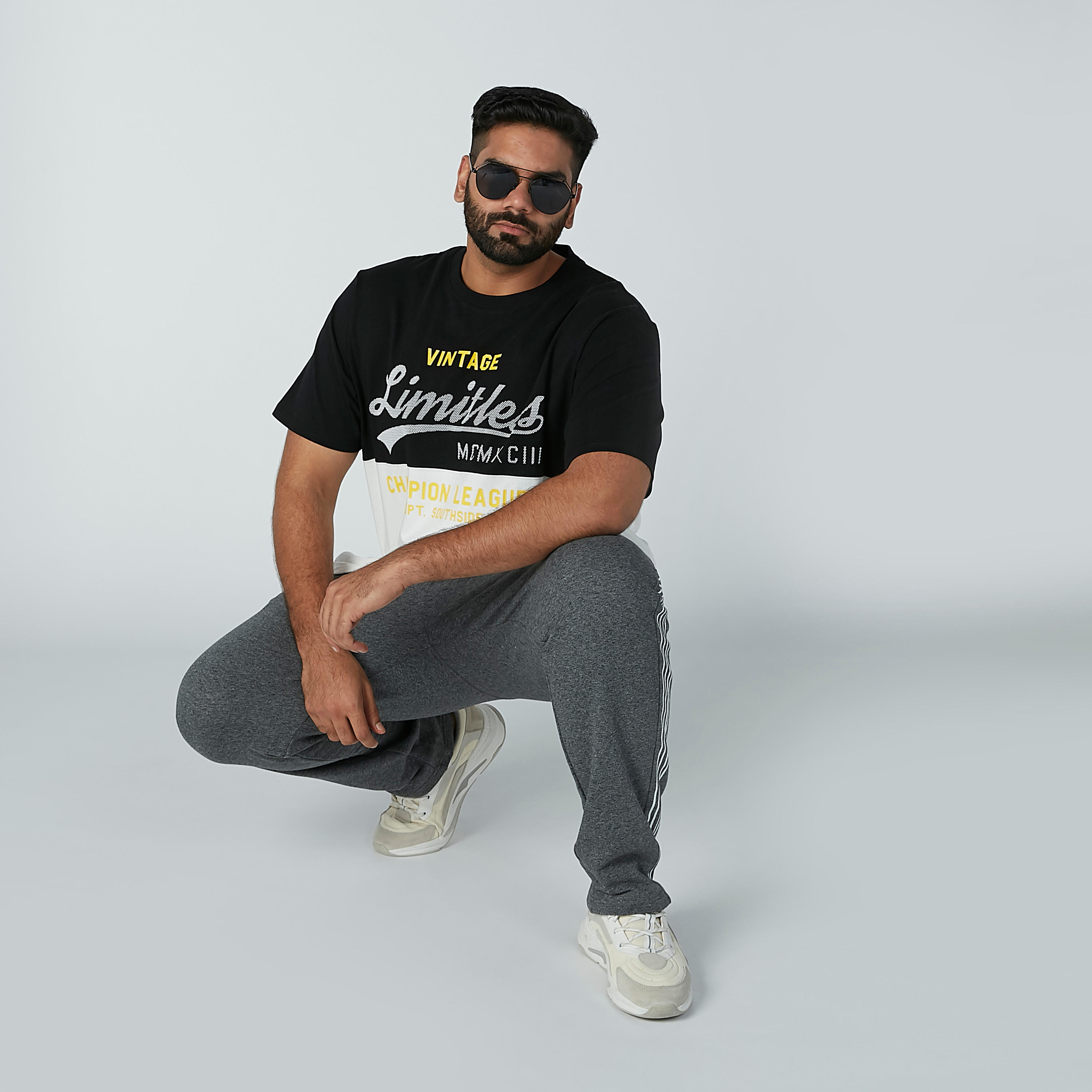 تيشيرت بياقة ضيقة وأكمام قصيرة وطبعات-men-clothing-tshirtsandpolos-tshirts-image-2